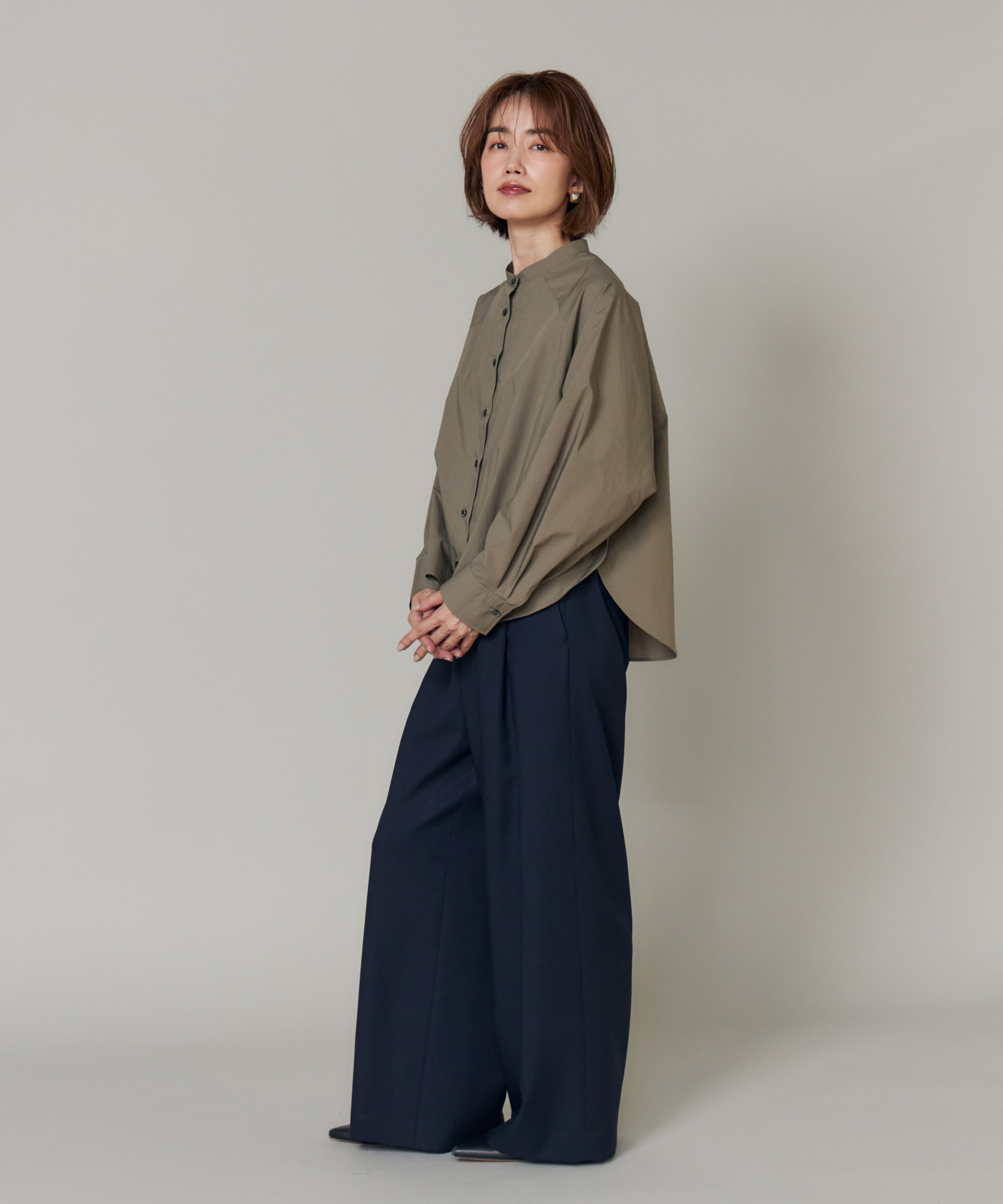 7-IDconcept.「ｻｲﾄﾞｽﾘｯﾄﾊﾞﾝﾄﾞｶﾗｰｼｬﾂ|ﾓｰﾄﾞなﾃﾞｨﾃｰﾙで魅せ」|シャツ・ブラウス|