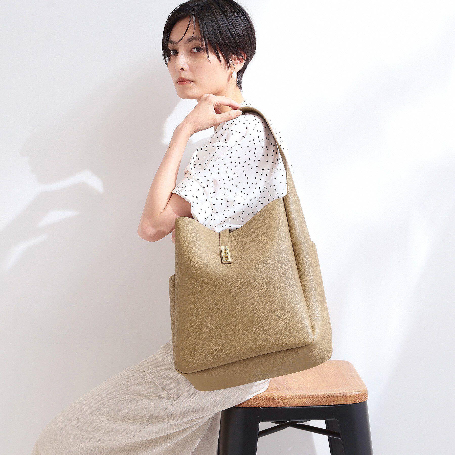 OPAQUE.CLIP「【軽量／A4対応／通勤対応】ひねりパーツワンショルダーバッグ」|トートバッグ|モカブラウン(042