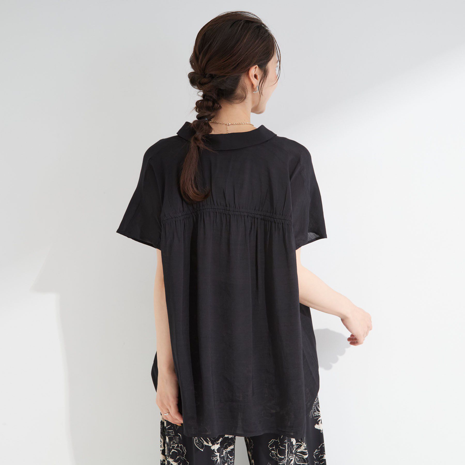 SHOO･LA･RUE「【UV/洗濯機可】ほんのりシアーで上品な バックギャザーブラウス」|シャツ・ブラウス|