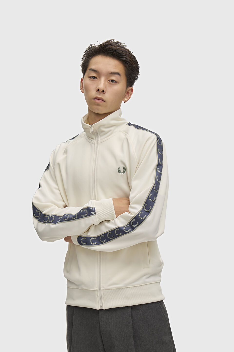 FRED PERRY 「FRED PERRY／Contrast Tape Track Jacket／フレッドペリー コントラストテープトラックジャケット」|ブルゾン・スタジャン|ECRU