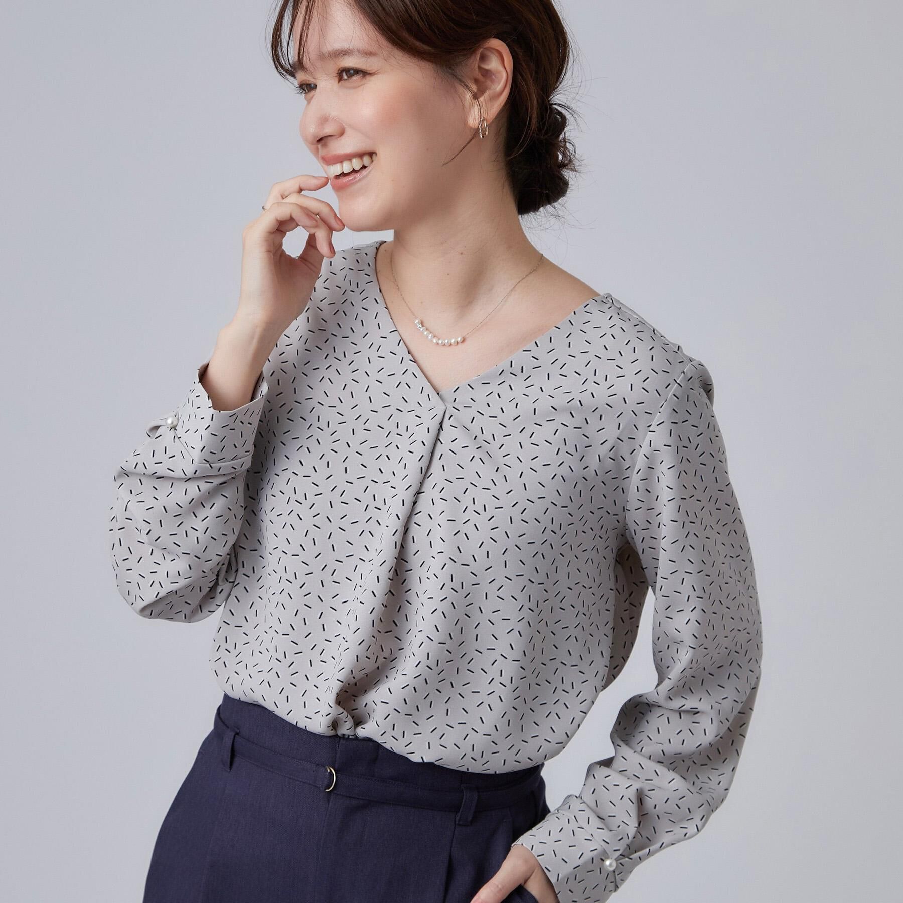 SHOO･LA･RUE「【通勤/UV/洗濯後しわになりにくい】お顔周りをすっきり魅せる Vネックブラウス」|シャツ・ブラウス|ライトグレー(111