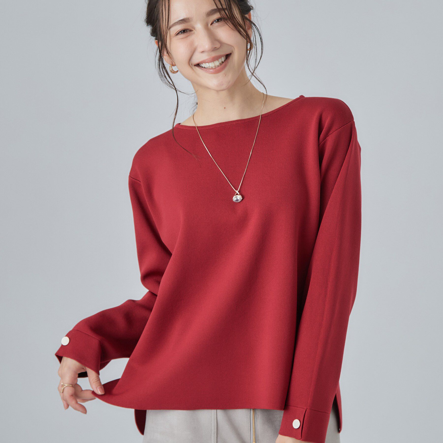 SHOO･LA･RUE「【洗濯機可/S-LL】抜け感ある着こなしに 金ボタン付き スポンディッシュ クルーネックニット」|ニット・セーター|レッド(062)