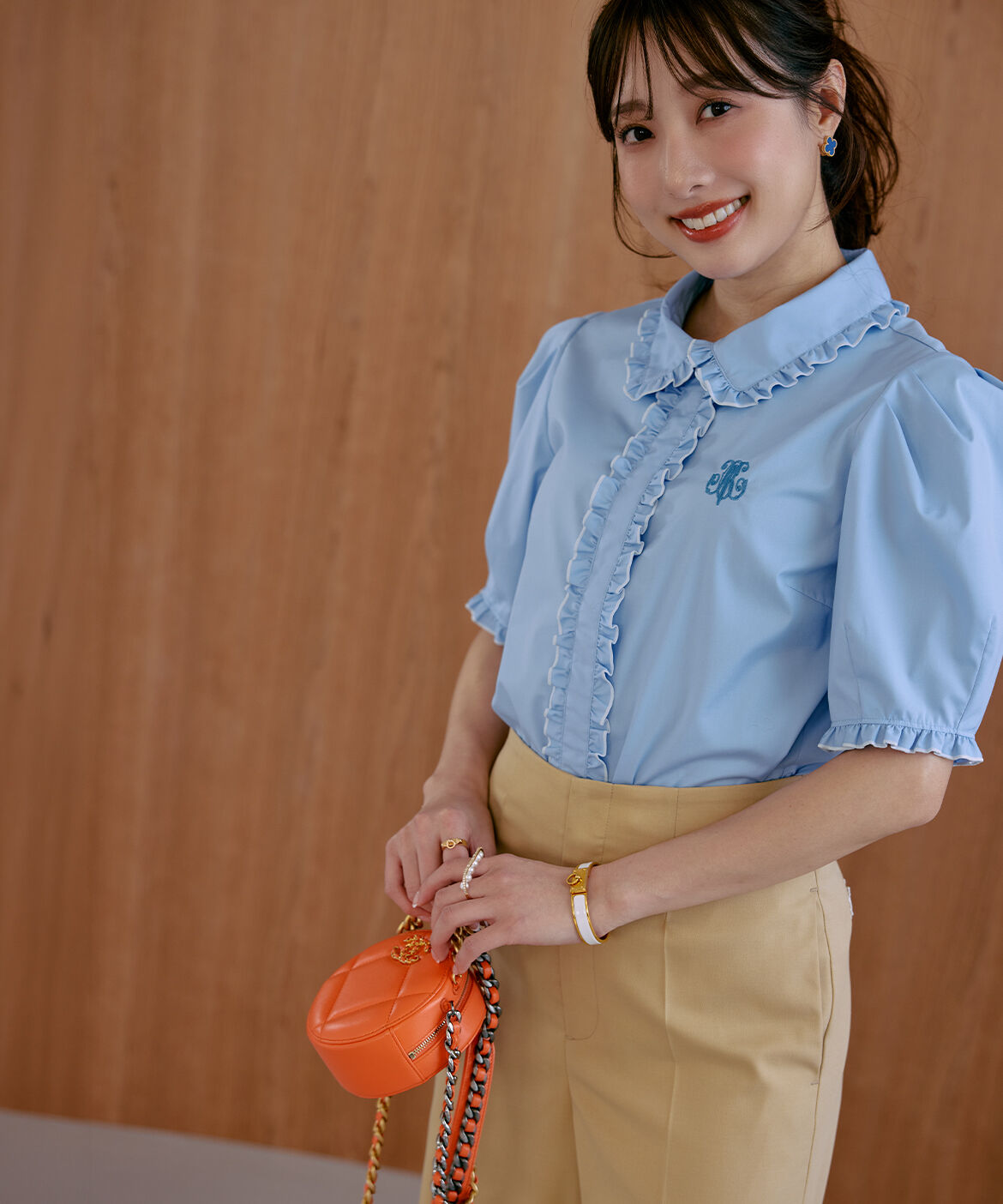 Maglie le cassetto「《M Maglie le cassetto&times;冨張愛》華やかフリルカラーロゴ刺繍ブラウス」|シャツ・ブラウス|