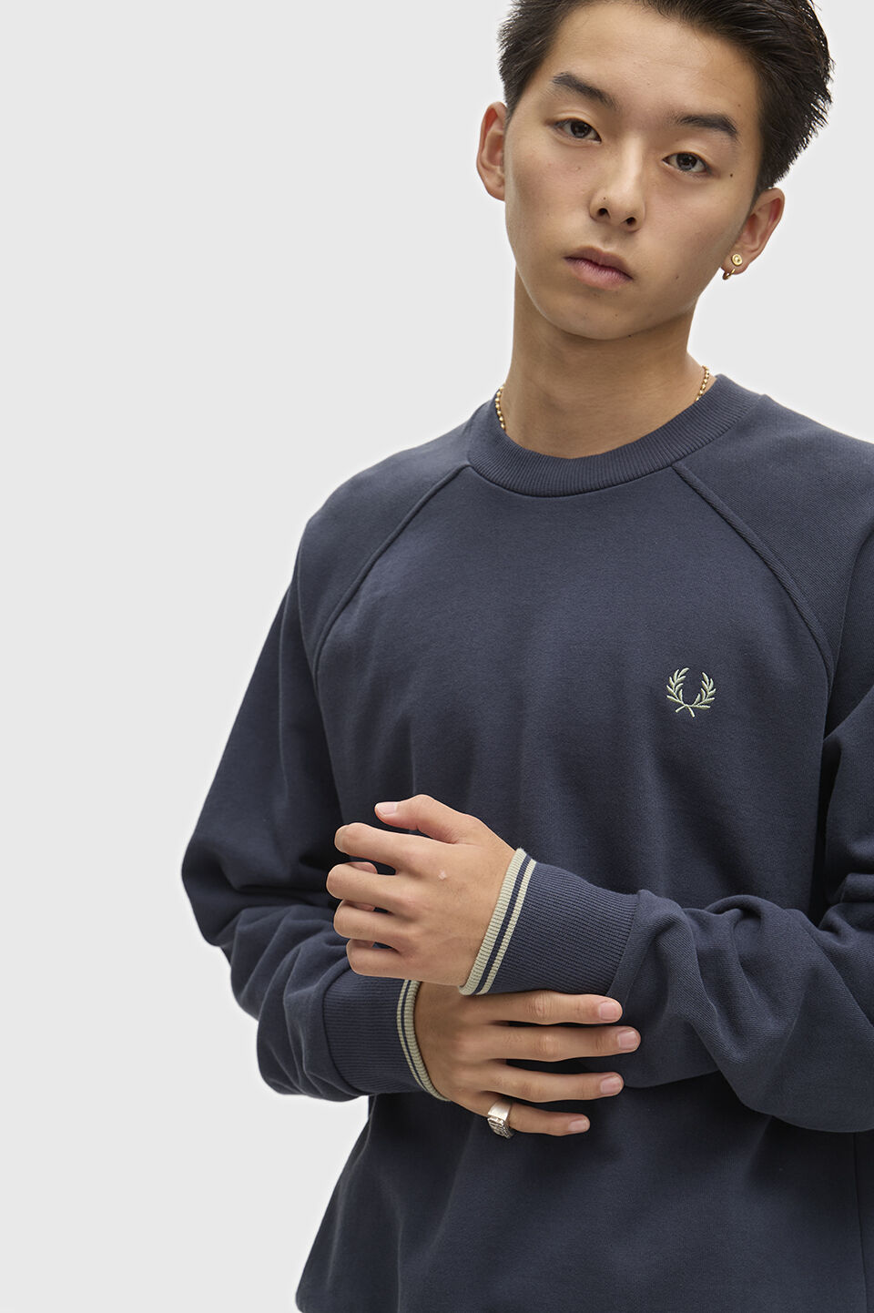 FRED PERRY 「FRED PERRY／Tipped Crew Neck Sweatshirt／ティップドクルーネックロゴスウェット」|スウェット・ジャージ|DARK AIRFORCE