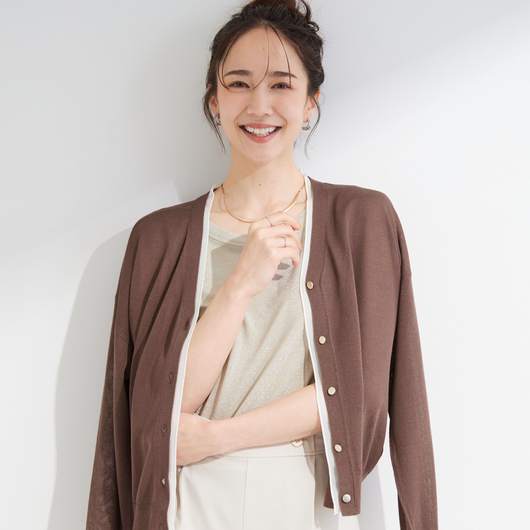 SHOO･LA･RUE「【洗濯機可/S-LL】配色シフォン襟でサマ見え 上品シアーカーディガン」|カーディガン|ブラウン(544)