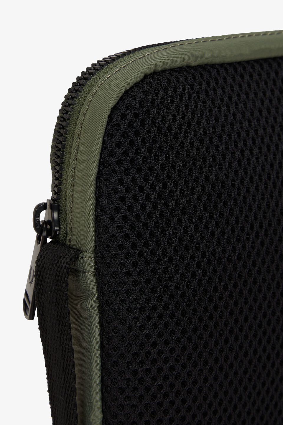 FRED PERRY 「FRED PERRY／CRINKLE NLYON SMALL SIDE／クリンクル ナイロン スモールサイド ショルダーバッグ」|ショルダー・メッセンジャー|