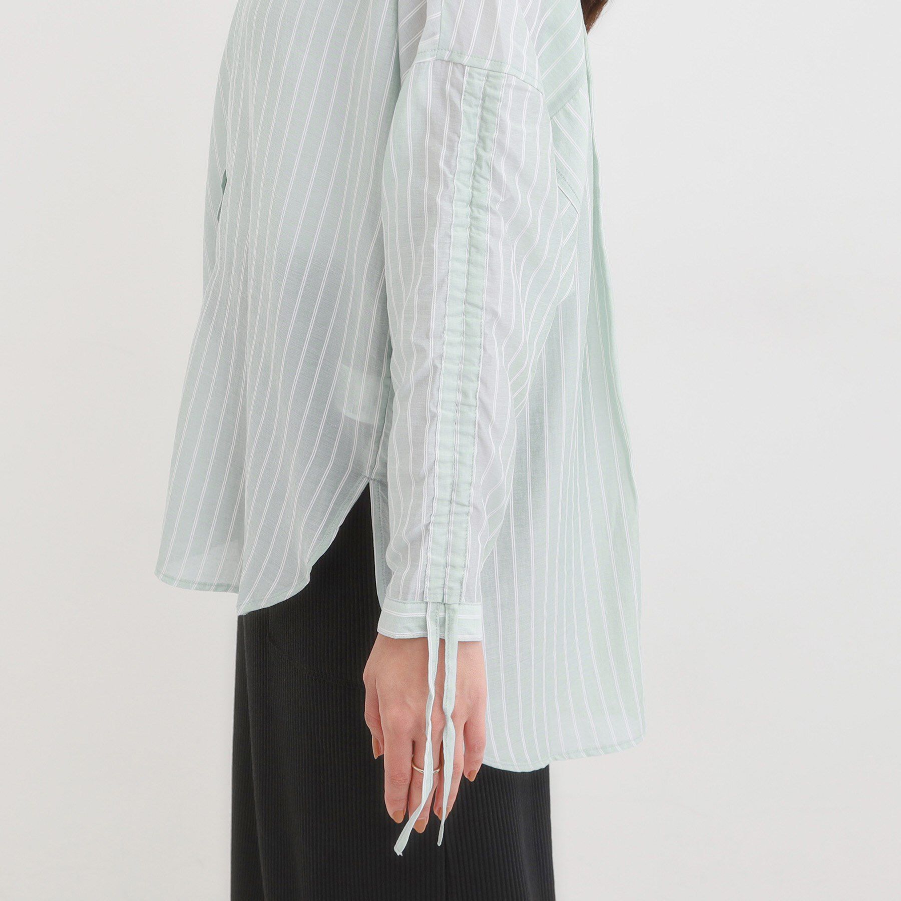 SHOO･LA･RUE「【S-LL】程よい透け感 ストライプ柄 お袖ギャザーデザインシャツ」|シャツ・ブラウス|