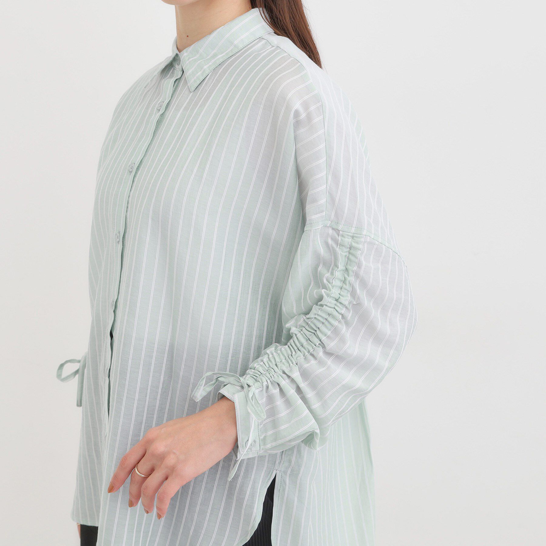 SHOO･LA･RUE「【S-LL】程よい透け感 ストライプ柄 お袖ギャザーデザインシャツ」|シャツ・ブラウス|