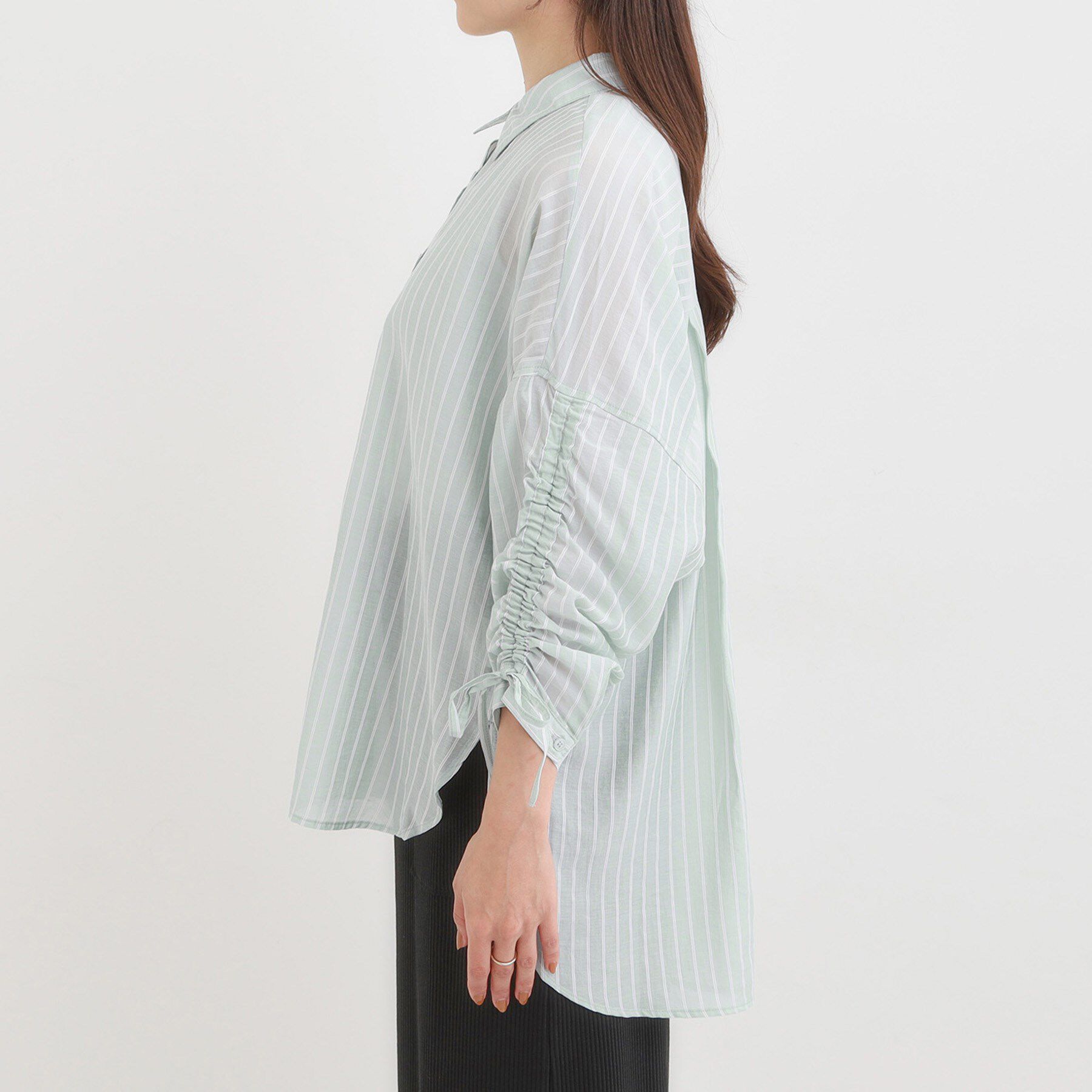 SHOO･LA･RUE「【S-LL】程よい透け感 ストライプ柄 お袖ギャザーデザインシャツ」|シャツ・ブラウス|