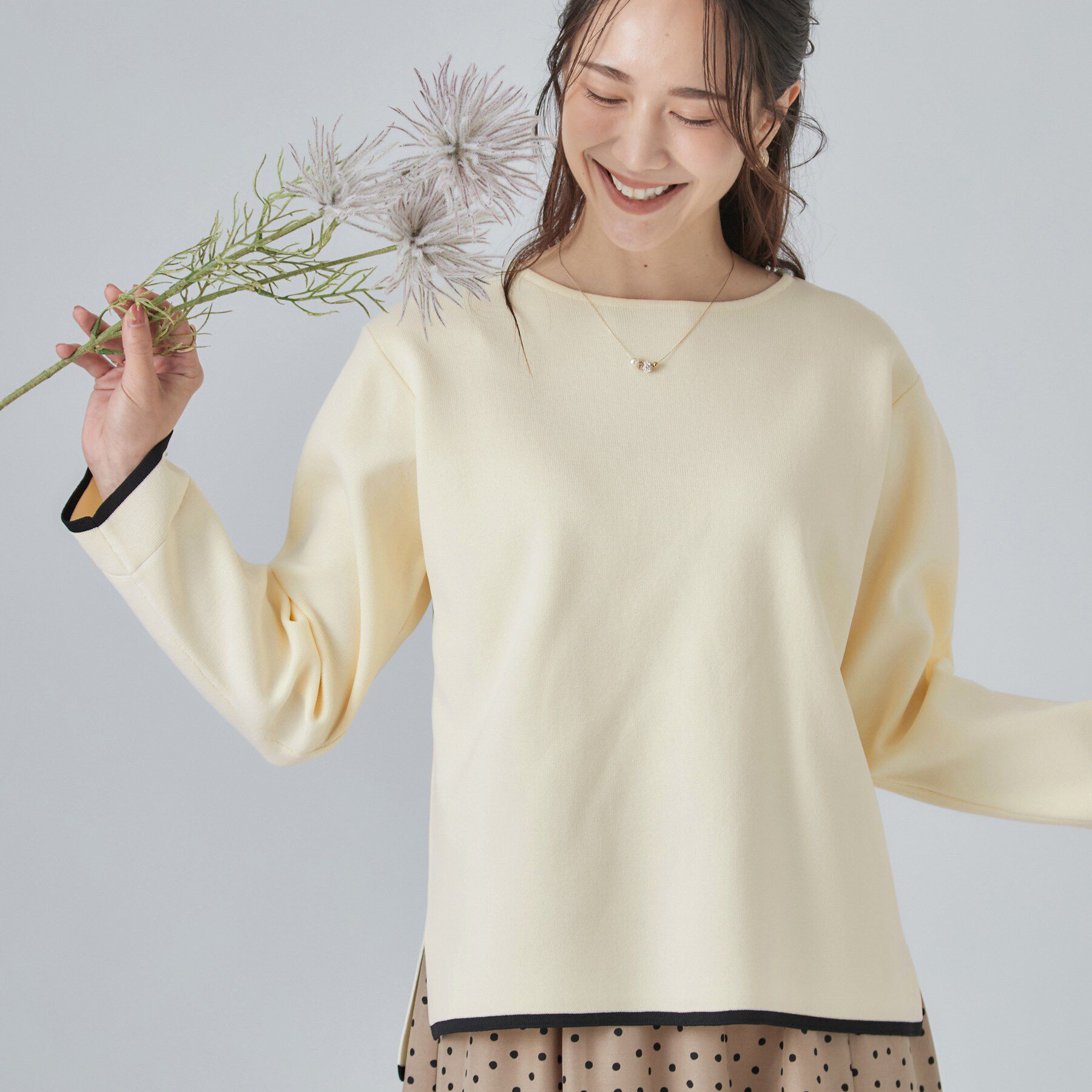SHOO･LA･RUE「【洗濯機可/S-LL】抜け感ある着こなしに 金ボタン付き スポンディッシュ クルーネックニット」|ニット・セーター|オフホワイト(003