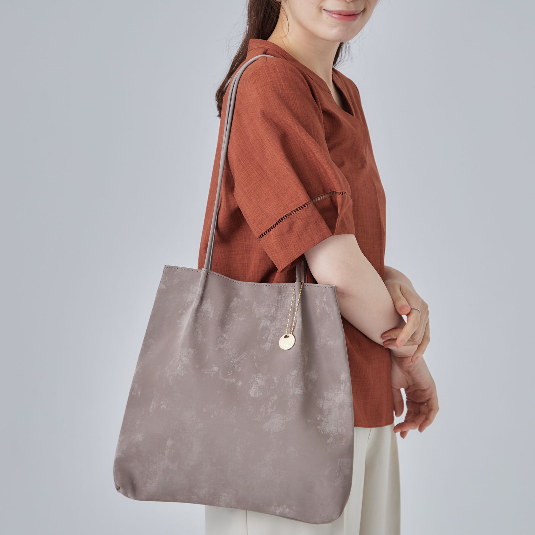 SHOO･LA･RUE「光沢生地つまみハンドルトートバッグ」|トートバッグ|