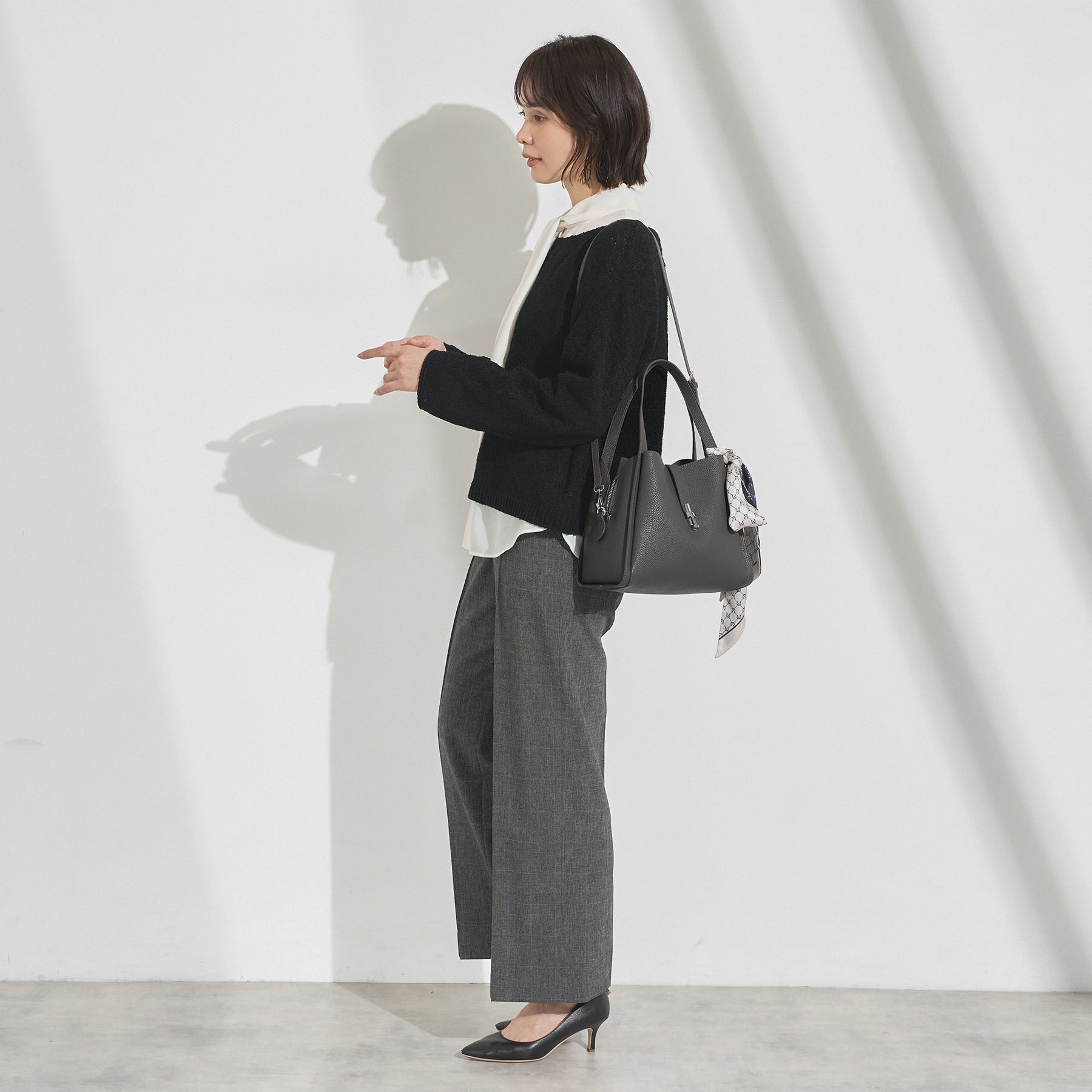INDIVI「【合皮／ショルダー付】メタルデザイン ミドルバッグ」|トートバッグ|