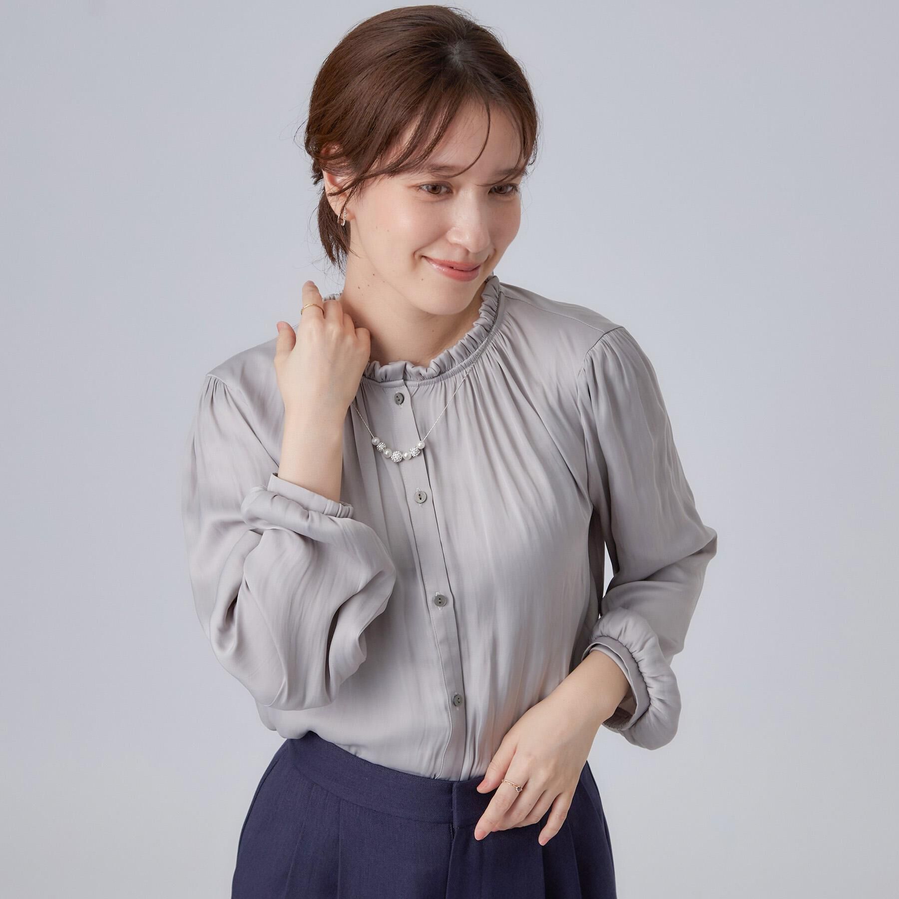 SHOO･LA･RUE「【通勤/UV/洗濯後しわになりにくい/S-LL】華やかに見せてくれる プチフリルサテンブラウス」|シャツ・ブラウス|
