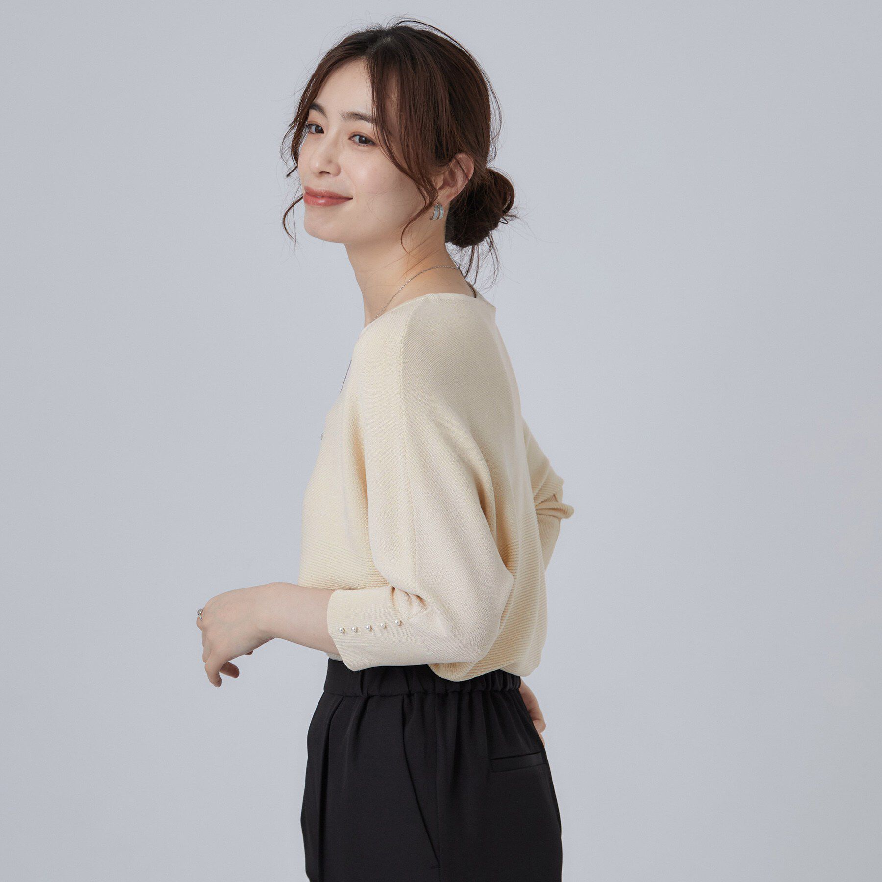 SHOO･LA･RUE「【毛玉になりにくい】パール調ボタンが女性らしさをプラス ガーター切替 7分袖ドルマンニット」|ニット・セーター|