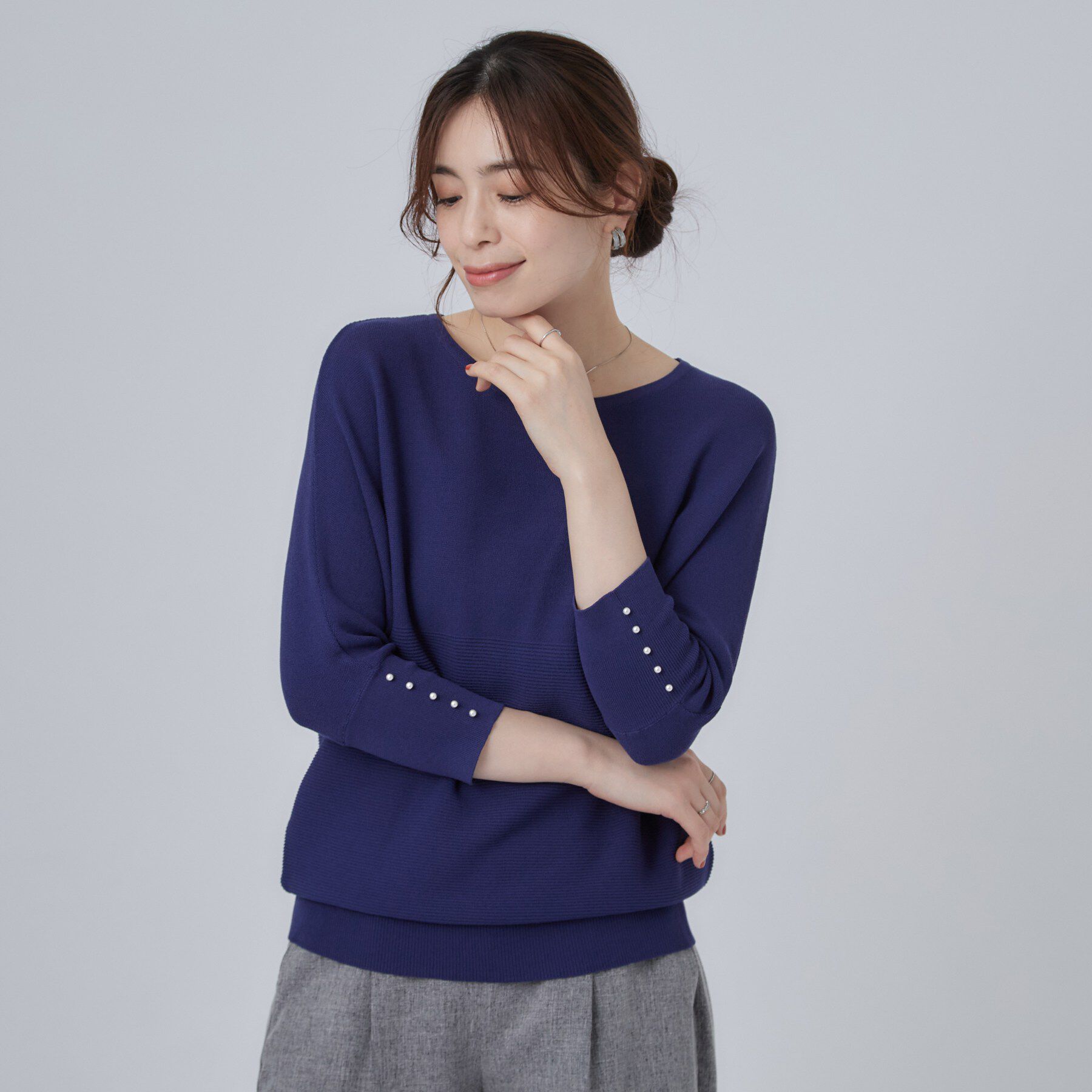 SHOO･LA･RUE「【毛玉になりにくい】パール調ボタンが女性らしさをプラス ガーター切替 7分袖ドルマンニット」|ニット・セーター|