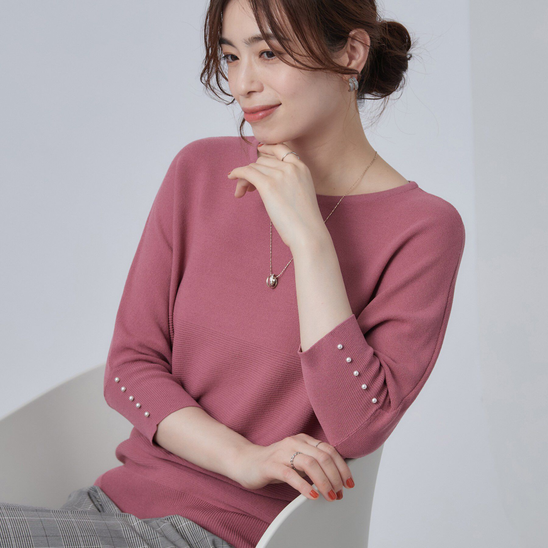 SHOO･LA･RUE「【毛玉になりにくい】パール調ボタンが女性らしさをプラス ガーター切替 7分袖ドルマンニット」|ニット・セーター|ピンク(074)