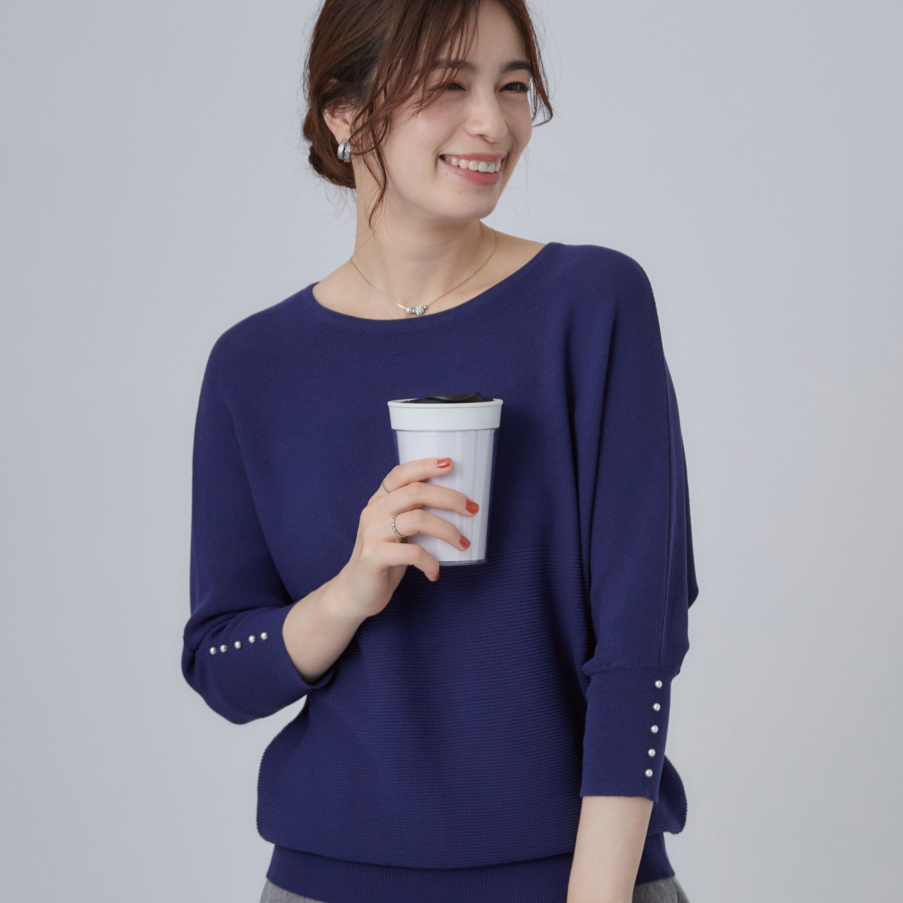 SHOO･LA･RUE「【毛玉になりにくい】パール調ボタンが女性らしさをプラス ガーター切替 7分袖ドルマンニット」|ニット・セーター|ブルー(093)
