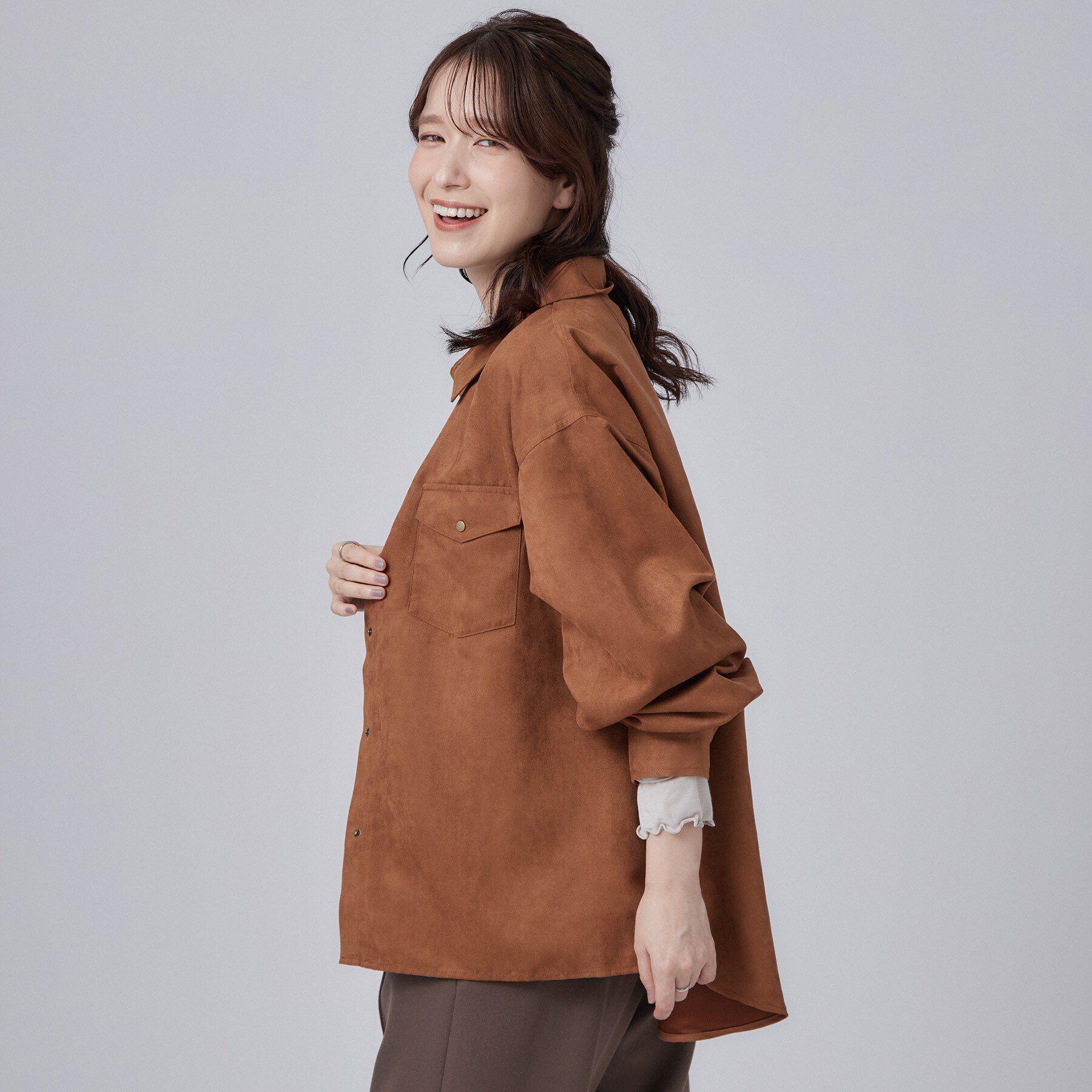 SHOO･LA･RUE「【S-LL/洗濯機可】なめらかさが心地いい。スエード調ポケットシャツ」|シャツ・ブラウス|