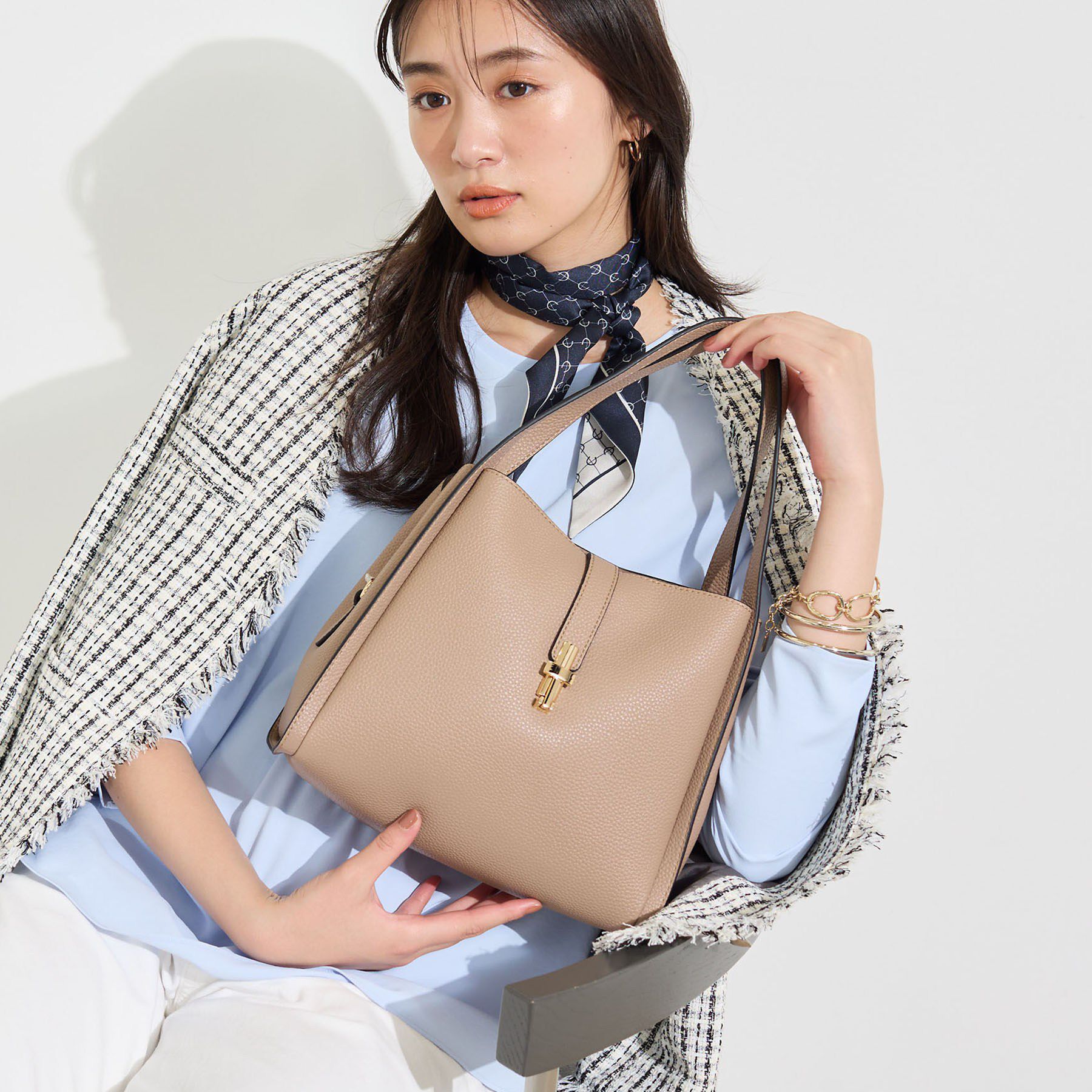 INDIVI「【合皮／ショルダー付】メタルデザイン ミドルバッグ」|トートバッグ|
