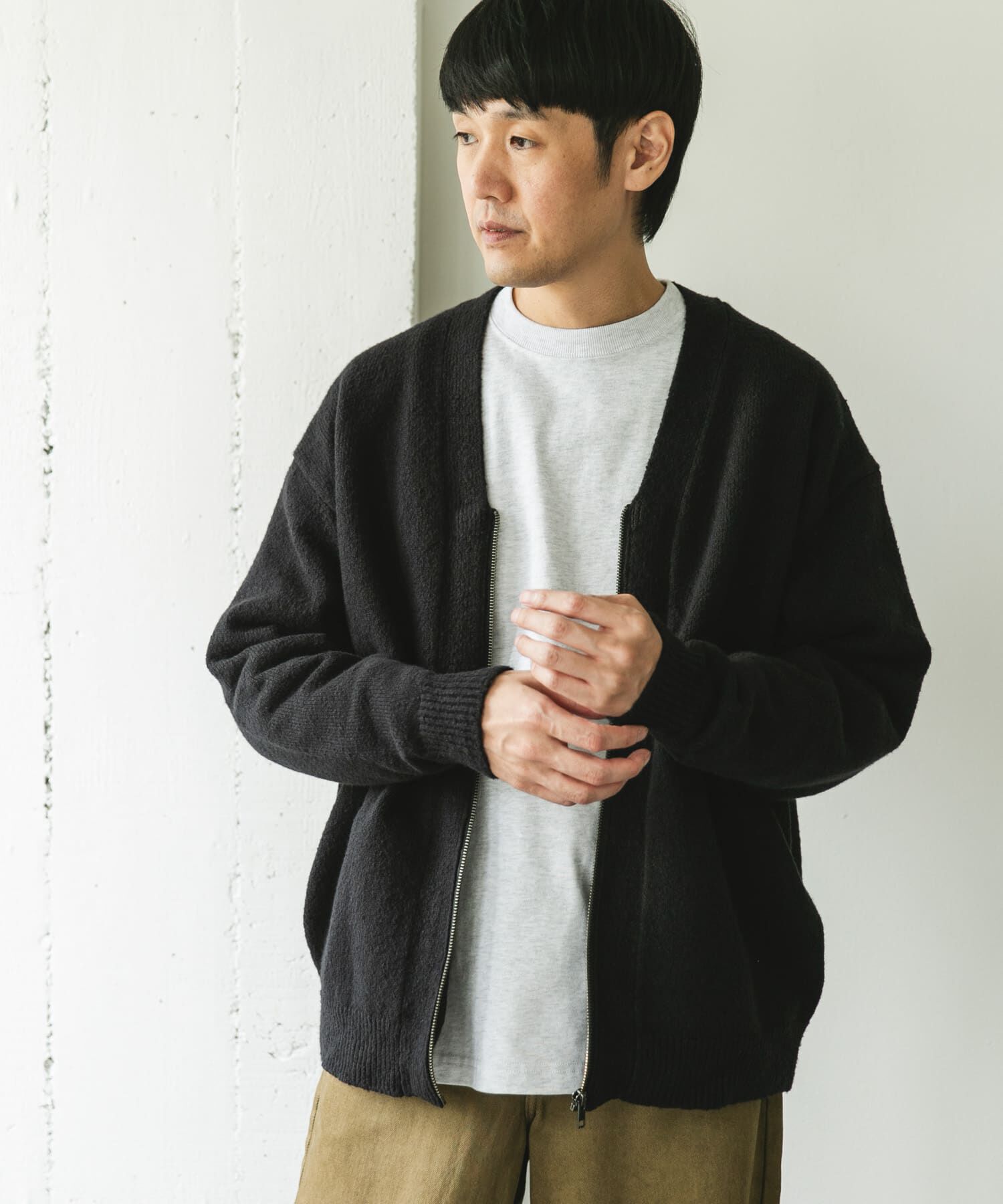 URBAN RESEARCH DOORS「AIR FIT Vネックカーディガン」|カーディガン|ブラック