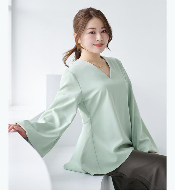 ur's「【尾﨑真衣さんコラボアイテム】Vネックバルーンスリーブバックペプラムトップス」|Tシャツ・カットソー|