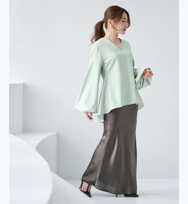 ur's「【尾﨑真衣さんコラボアイテム】Vネックバルーンスリーブバックペプラムトップス」|Tシャツ・カットソー|