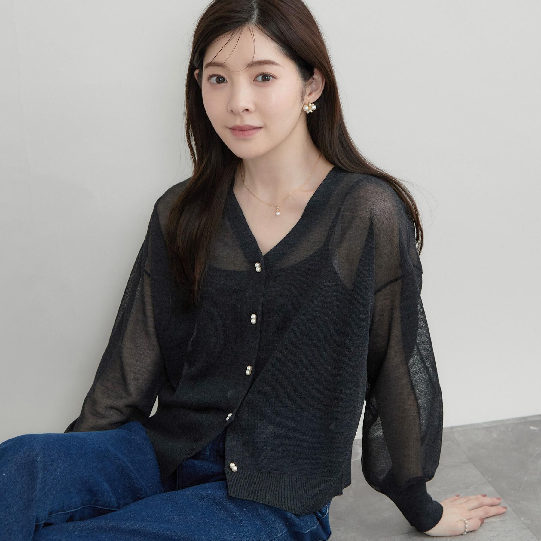 Couture broach「【上品な透け感】ダブルパール調釦 愛されシアーカーディガン」|カーディガン|チャコールグレー(0