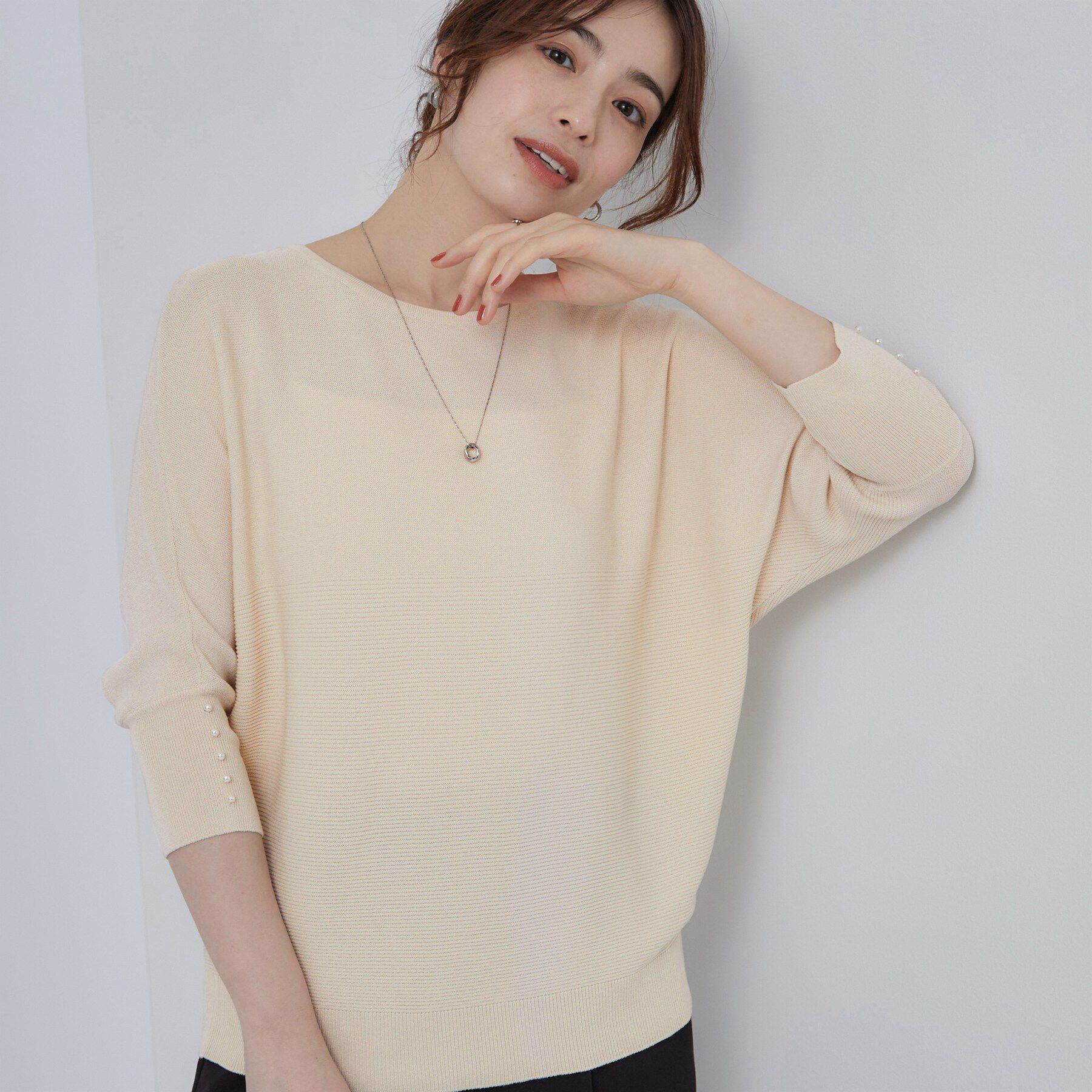 SHOO･LA･RUE「【毛玉になりにくい】パール調ボタンが女性らしさをプラス ガーター切替 7分袖ドルマンニット」|ニット・セーター|アイボリー(004)