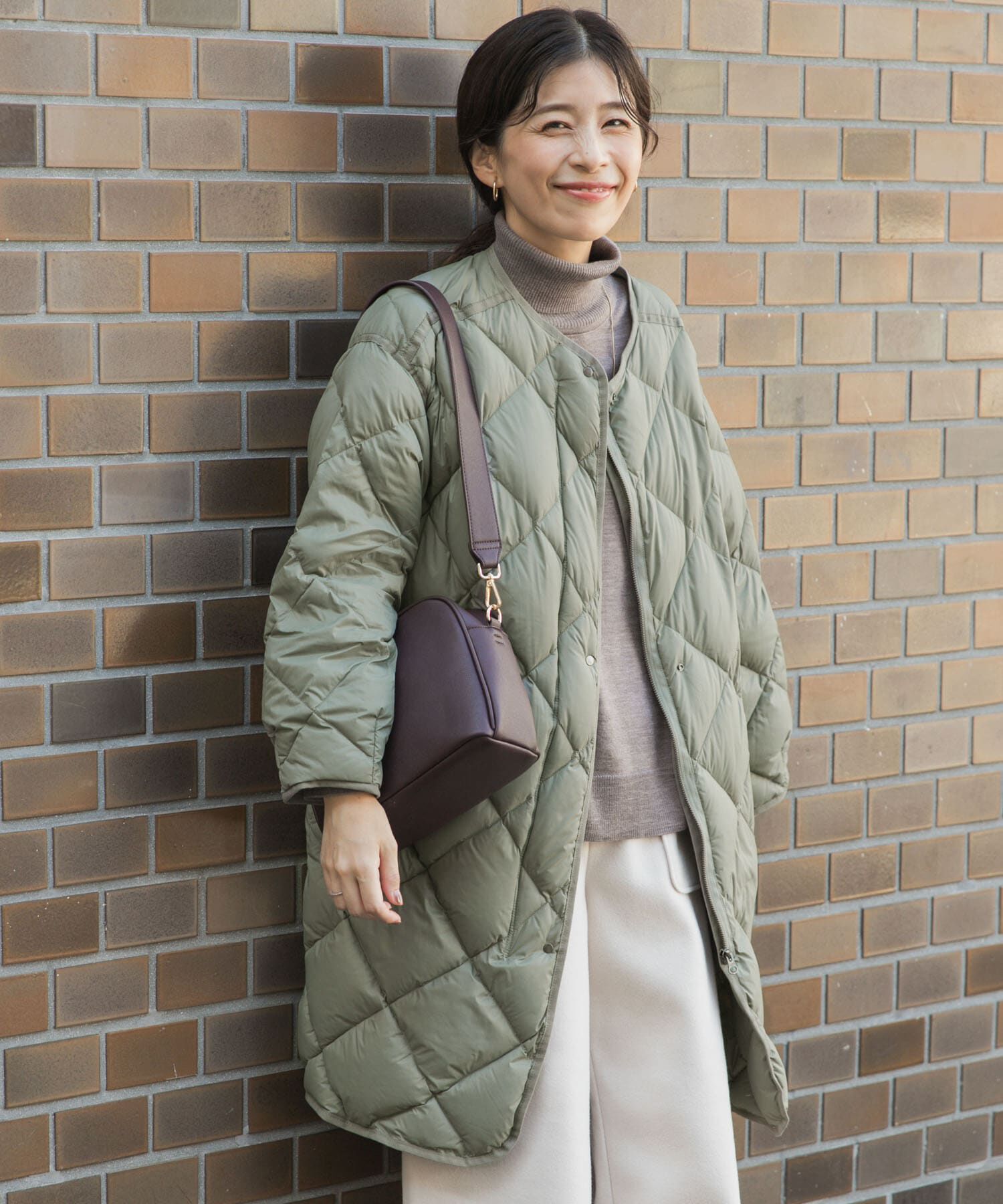 URBAN RESEARCH DOORS「ライトダウンキルトロングコート」|ノーカラーコート|カーキ