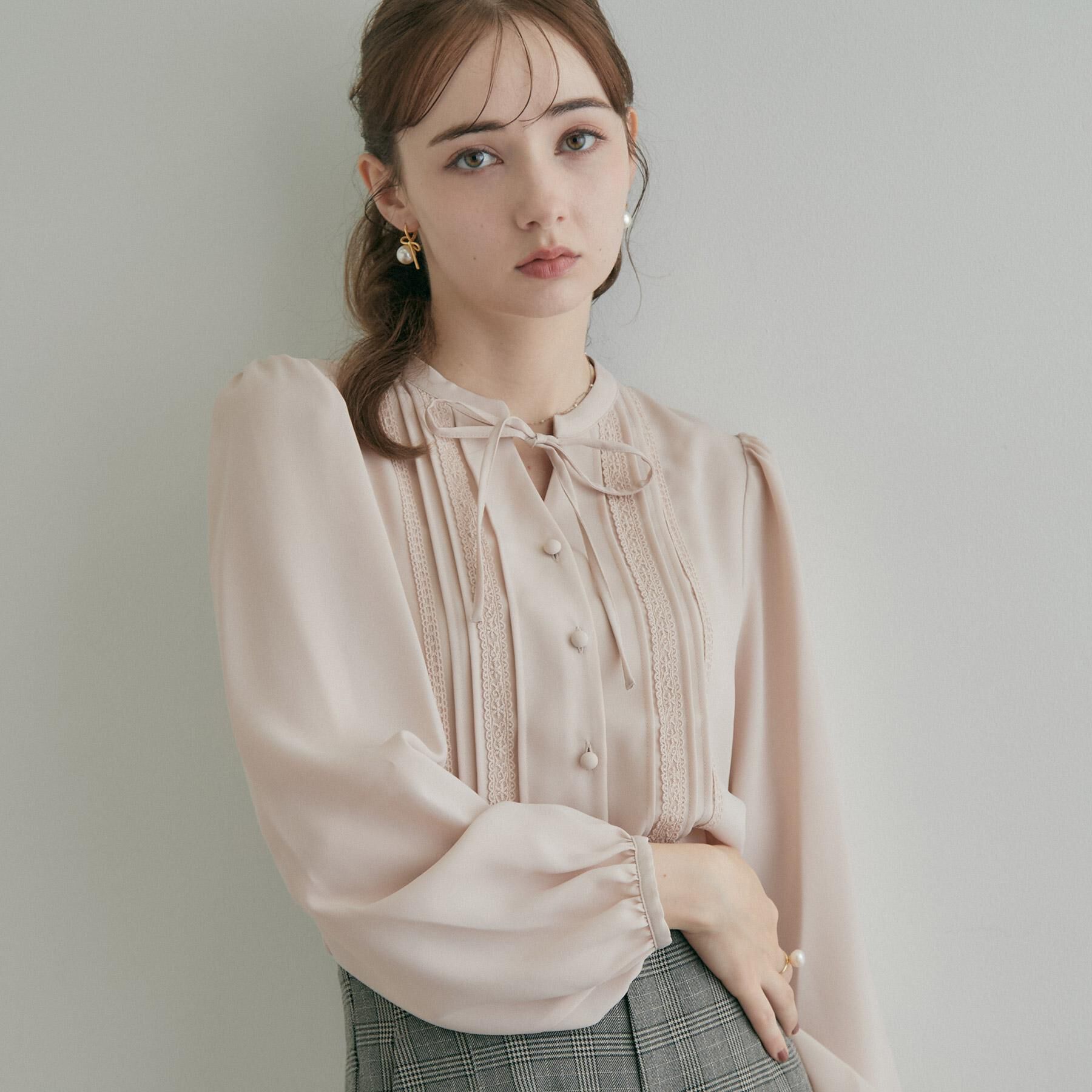 Couture broach「【衿元リボンが可憐】ピンタック レース ブラウス」|シャツ・ブラウス|