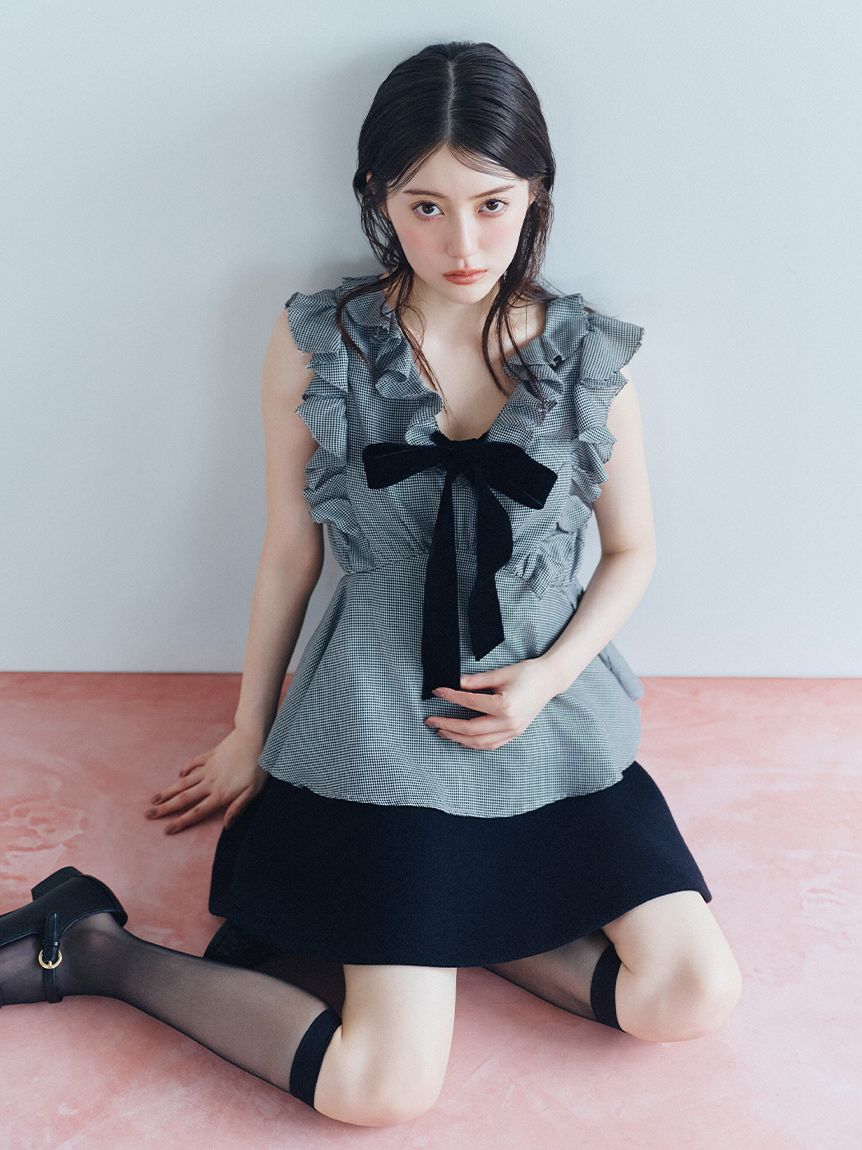 SNIDEL「【WEB限定カラーあり】フリルボウタイノースリブラウス」|シャツ・ブラウス|