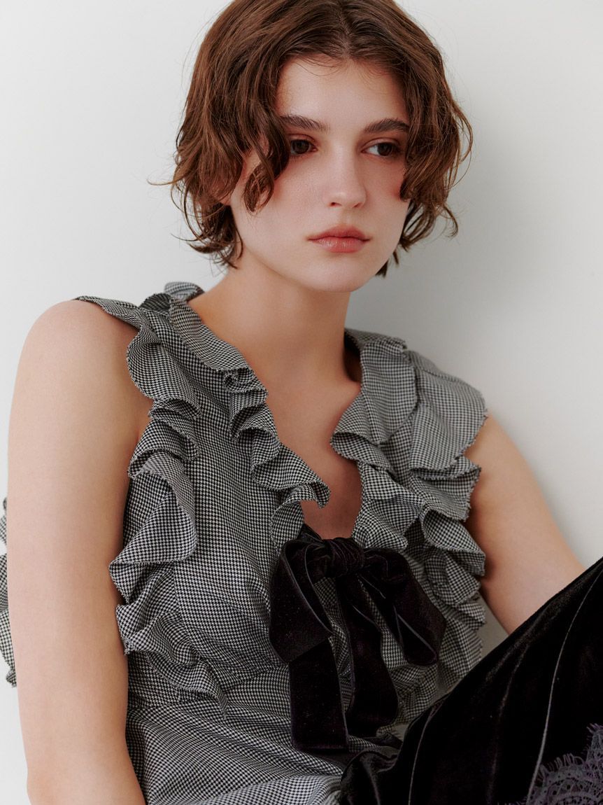 SNIDEL「【WEB限定カラーあり】フリルボウタイノースリブラウス」|シャツ・ブラウス|