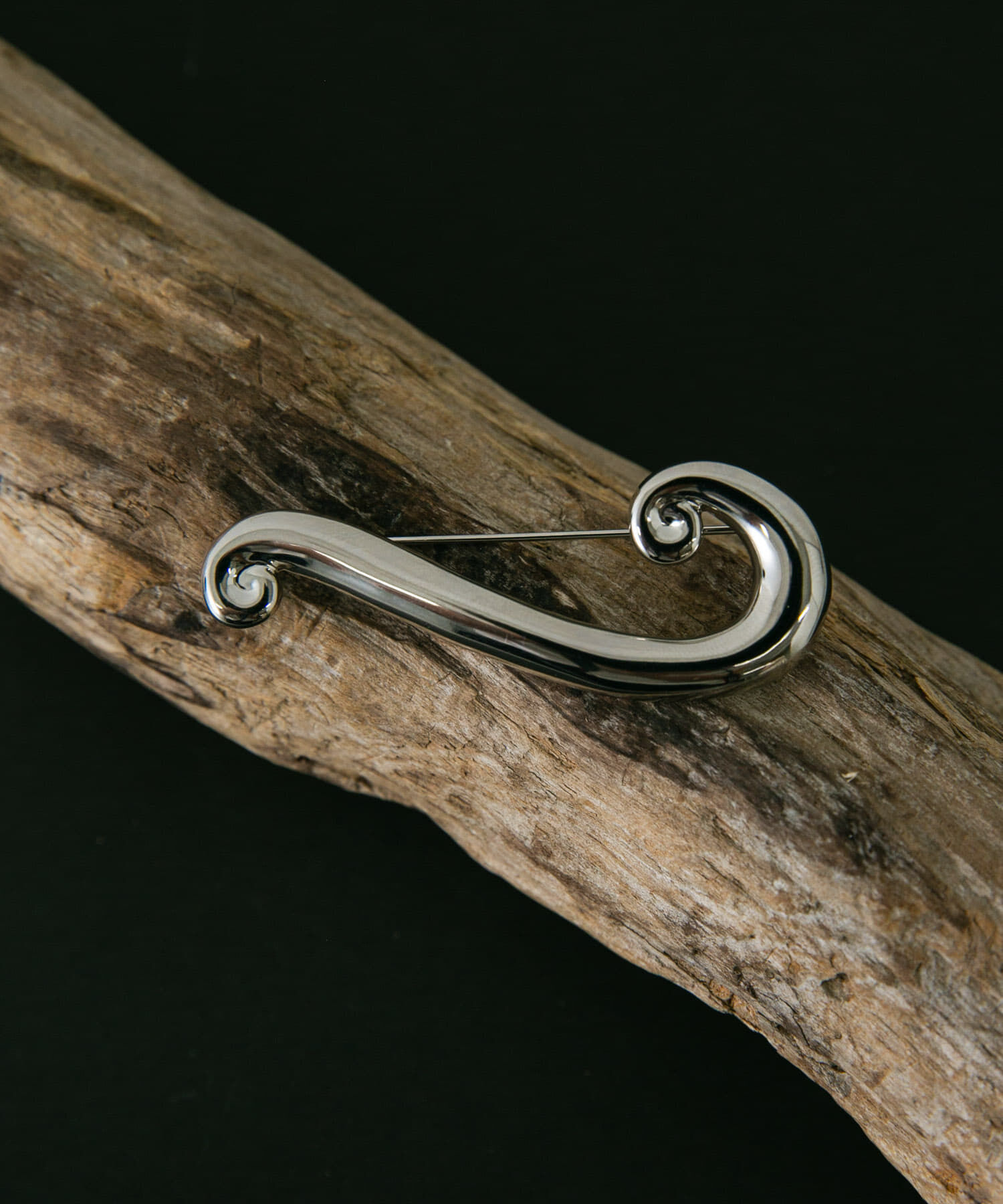 SMELLY「SMELLY so&rsquo;　organic swirl brooch」|ブローチ・コサージュ|