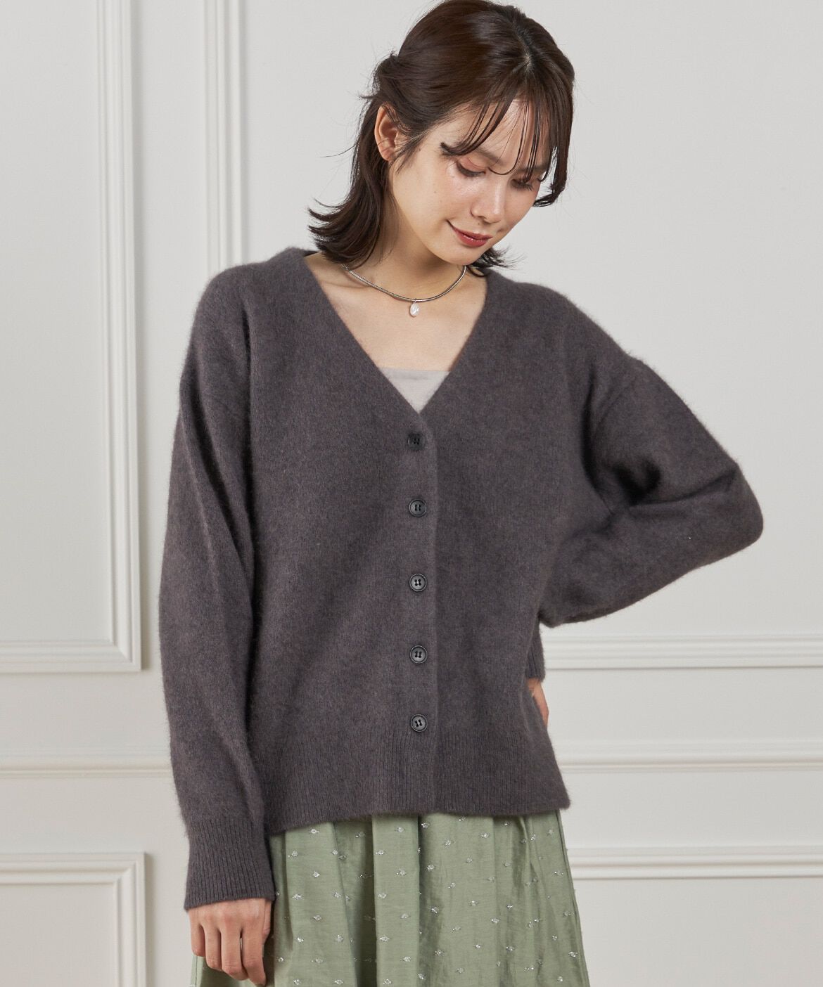 INED「《大きいサイズ》チャイニーズラクーンVネックカーディガン」|カーディガン|チャコールグ 3