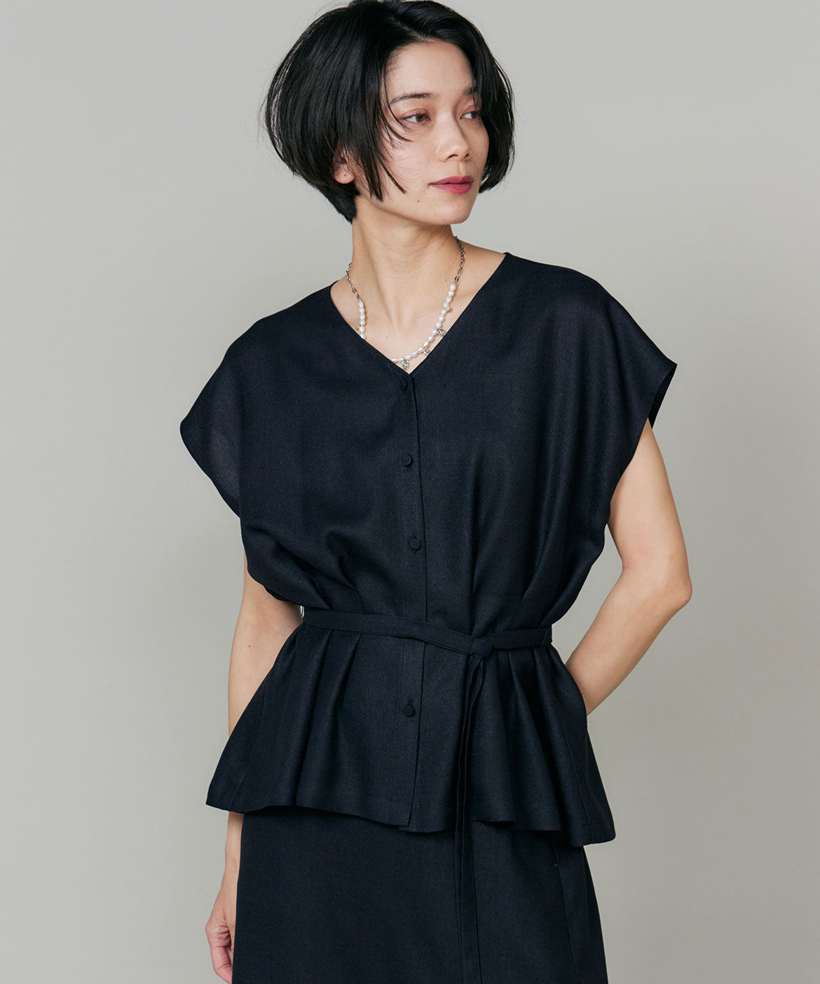 INED「《大きいサイズ》麻調タックブラウス」|シャツ・ブラウス|ネイビー