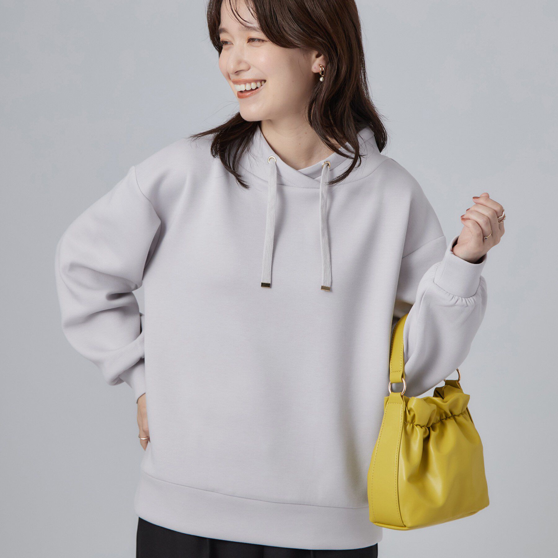 SHOO･LA･RUE「【S-LL/体型カバー】もちさらなめらかタッチ 抜き襟風トップス」|Tシャツ・カットソー|ライトグレー(011