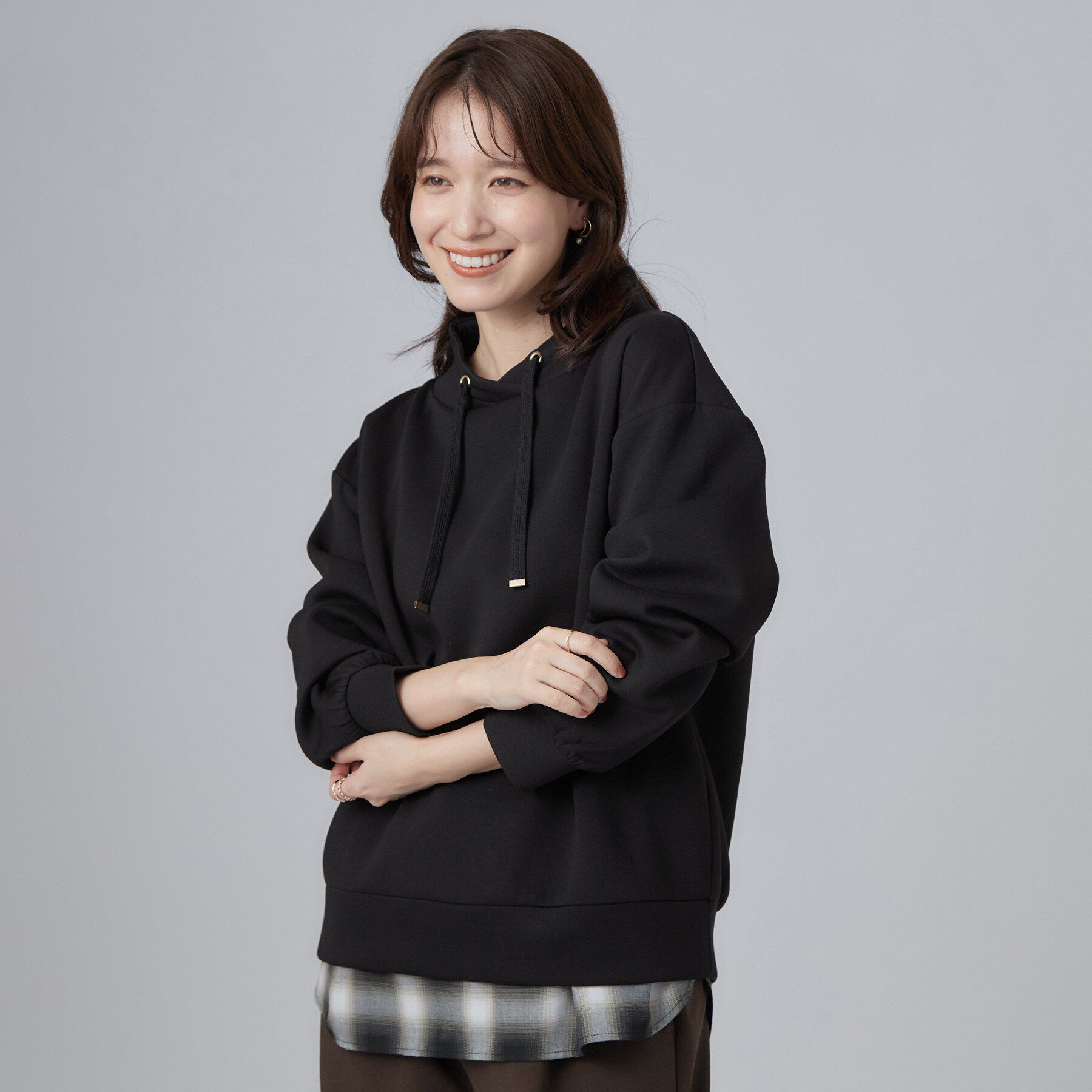 SHOO･LA･RUE「【S-LL/体型カバー】もちさらなめらかタッチ 抜き襟風トップス」|Tシャツ・カットソー|