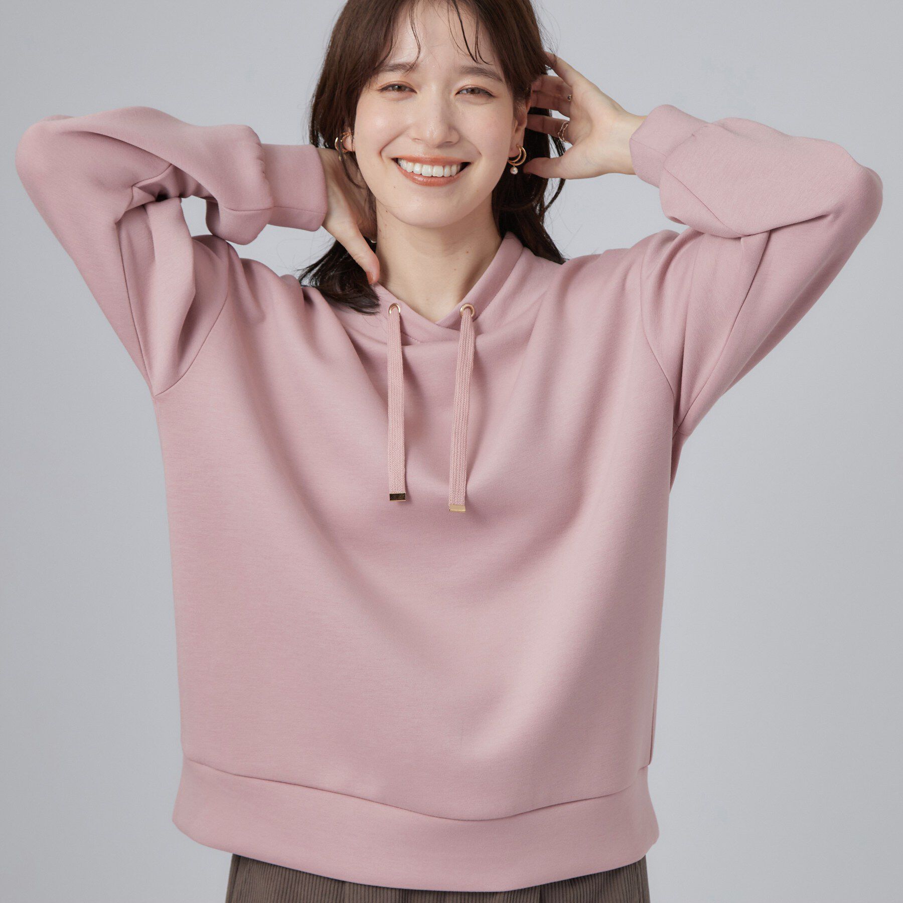 SHOO･LA･RUE「【S-LL/体型カバー】もちさらなめらかタッチ 抜き襟風トップス」|Tシャツ・カットソー|ライトピンク(070