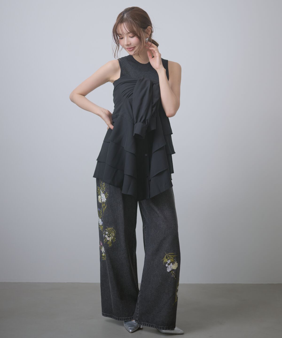 アンドクチュール「ビジュー付き刺繍デニムパンツ」|デニム|