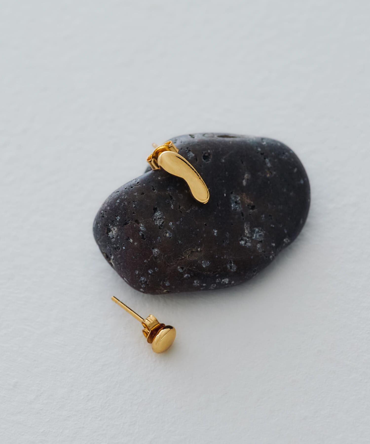 SMELLY「SMELLY so&rsquo;　asymmetry grain pierce」|ピアス|