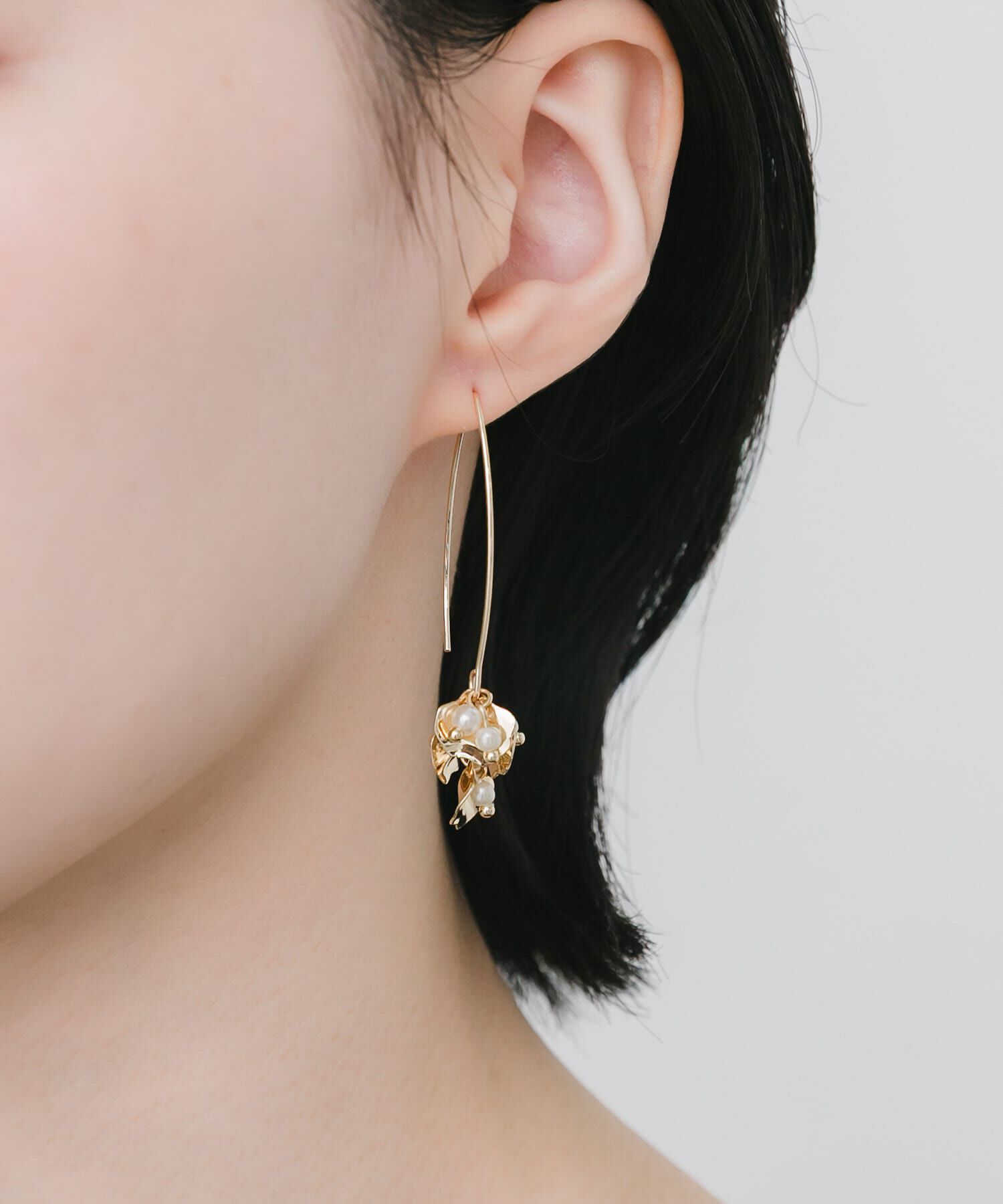SMELLY「ニュアンスペタルミニパールフックピアス」|ピアス|