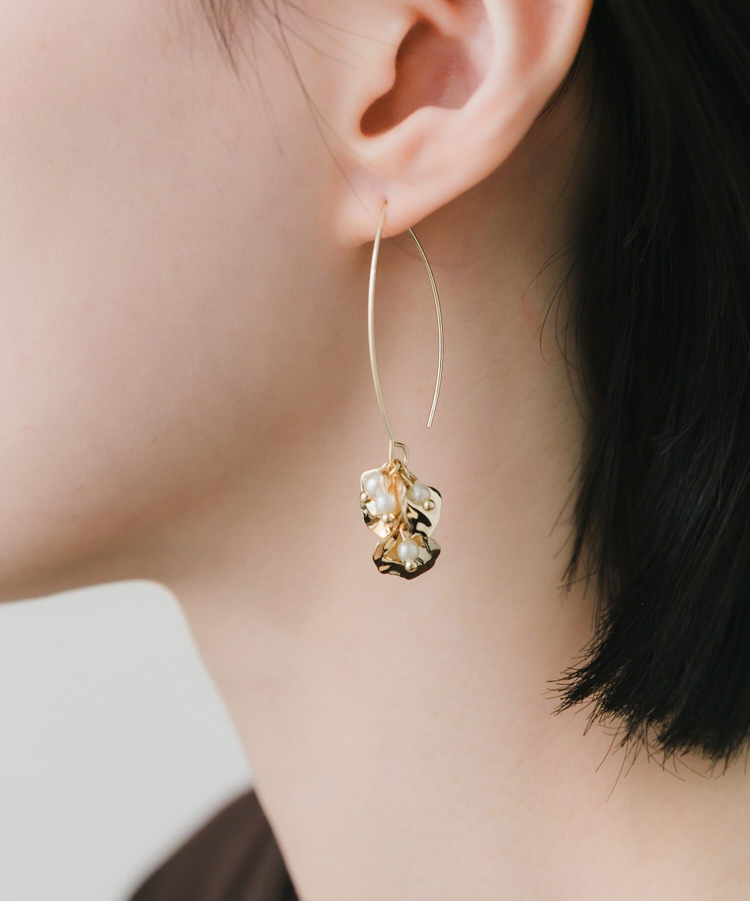 SMELLY「ニュアンスペタルミニパールフックピアス」|ピアス|