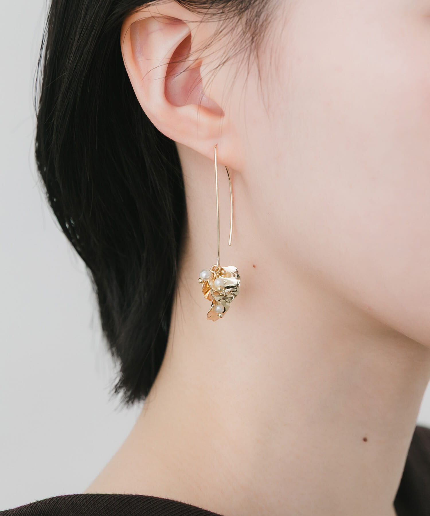 SMELLY「ニュアンスペタルミニパールフックピアス」|ピアス|
