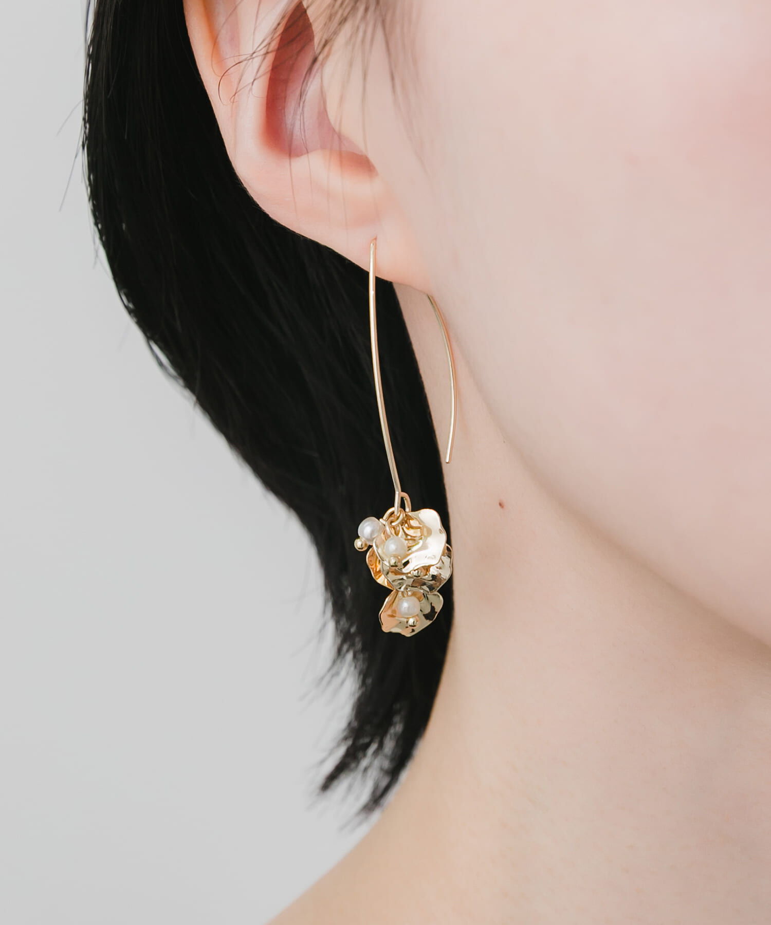 SMELLY「ニュアンスペタルミニパールフックピアス」|ピアス|