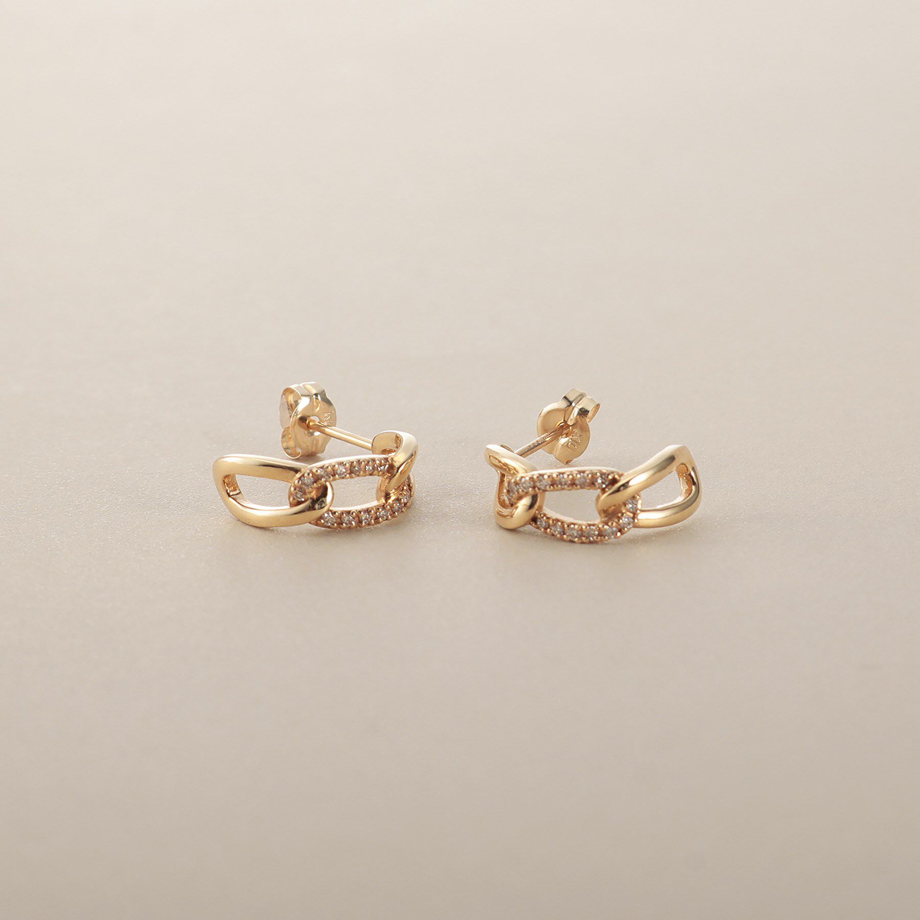 COCOSHNIK「K10ダイヤモンド キヘイチェーンモチーフ スタッドピアス」|ピアス|