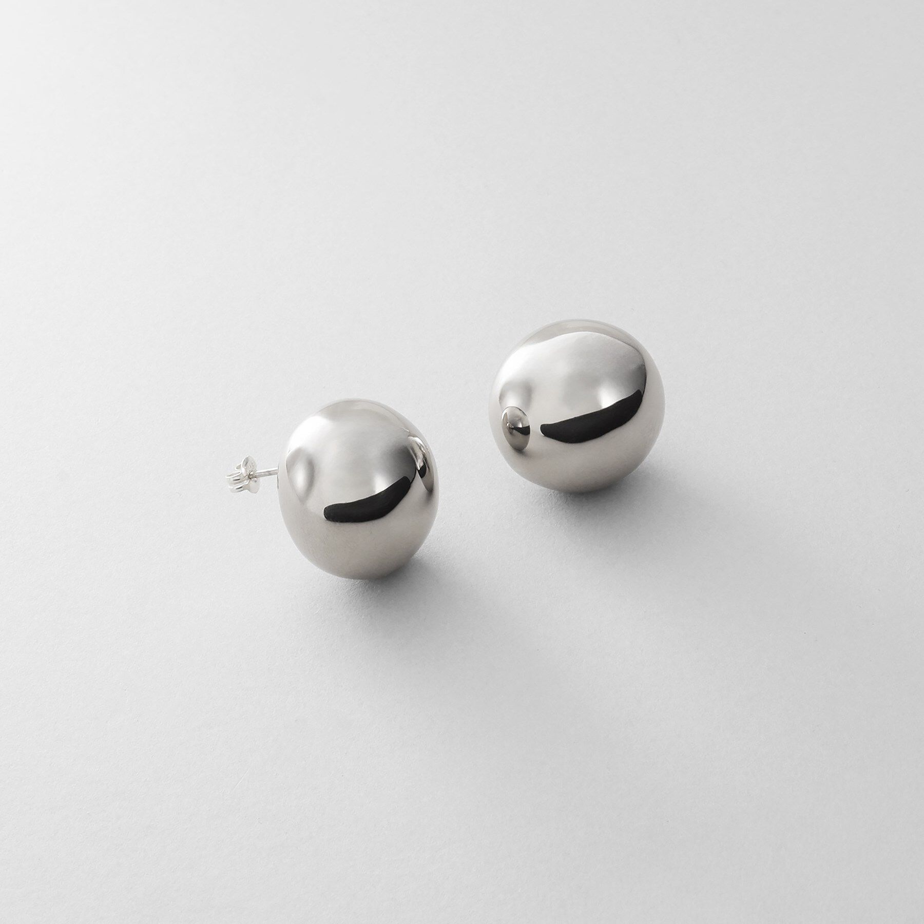 COCOSHNIK ONKITSCH「シルバー ホロウラウンドクッションピアス」|ピアス|