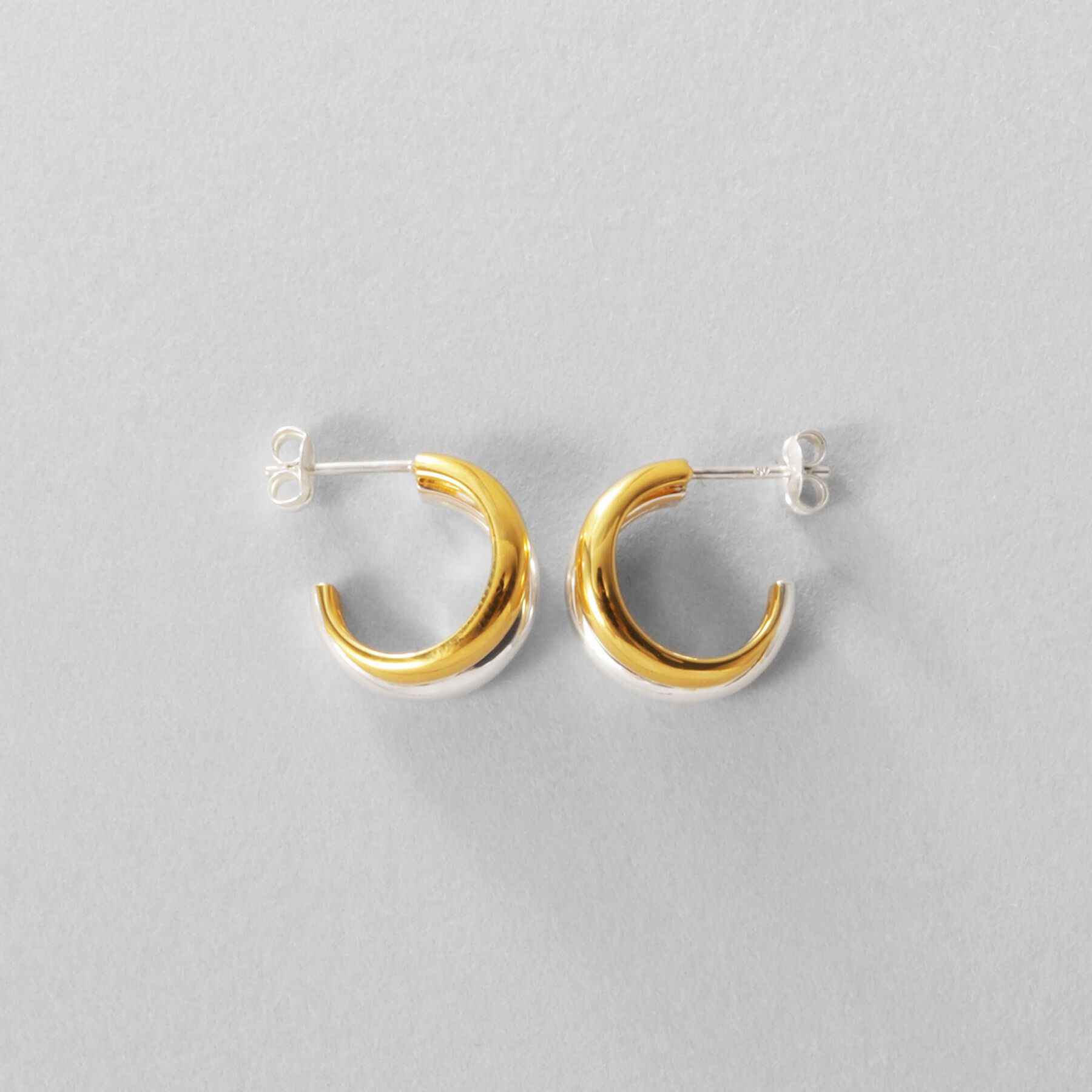 COCOSHNIK ONKITSCH「シルバー コンビカラー スモールフープ デュアルドームピアス」|ピアス|