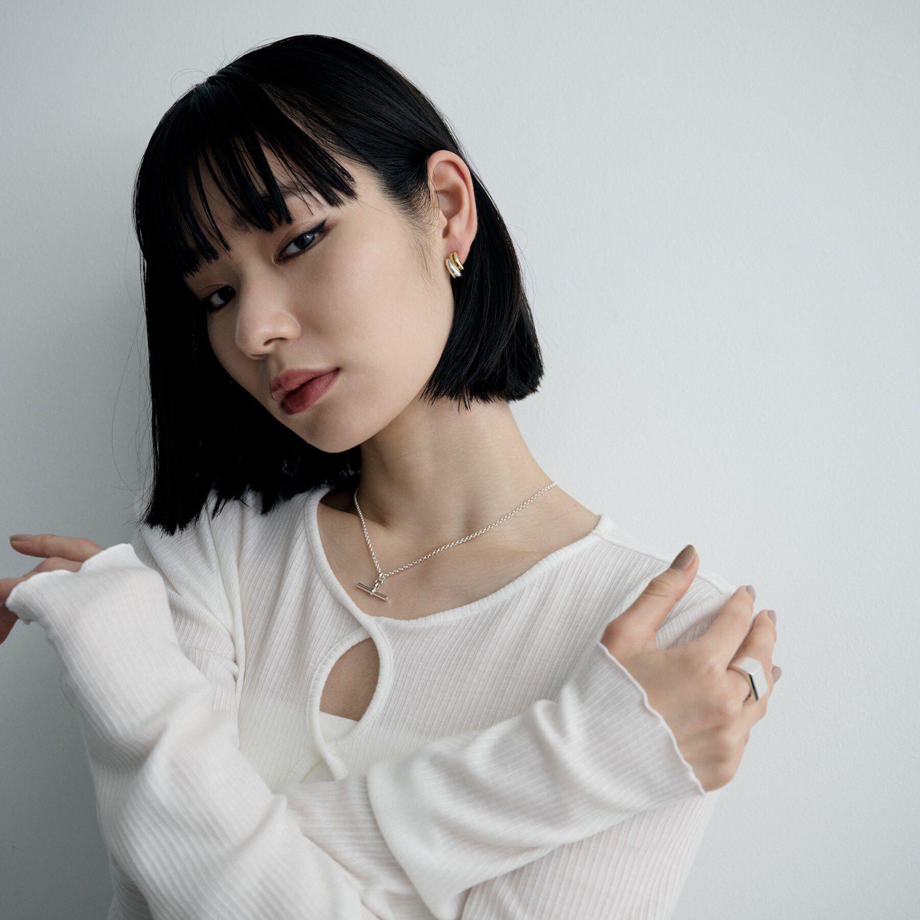 COCOSHNIK ONKITSCH「シルバー コンビカラー スモールフープ チャビーローテイテッドピアス」|ピアス|