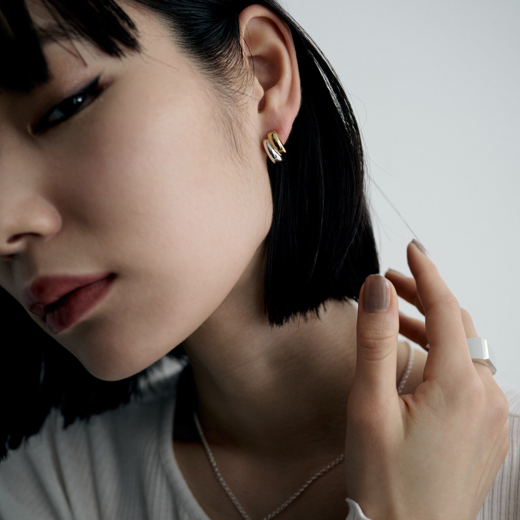 COCOSHNIK ONKITSCH「シルバー コンビカラー スモールフープ チャビーローテイテッドピアス」|ピアス|