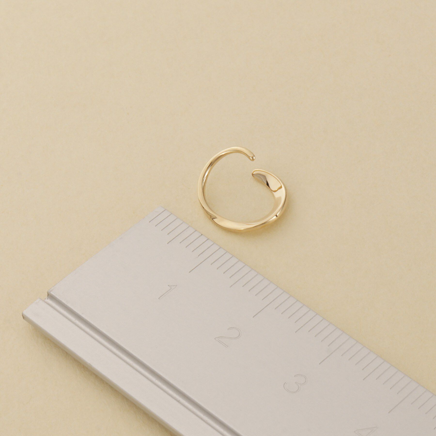 COCOSHNIK ONKITSCH「K10ツイステッドフープピアス」|ピアス|